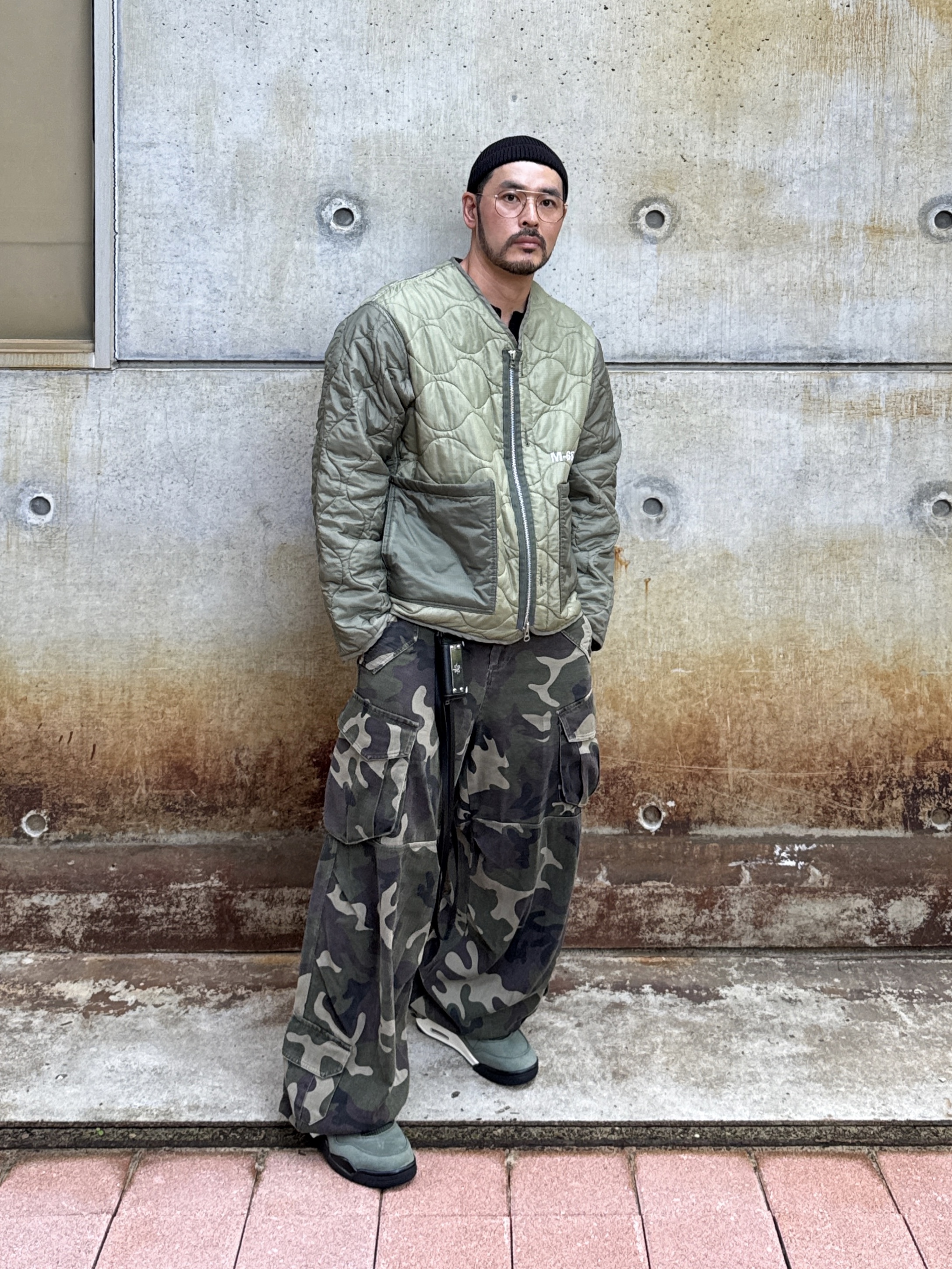 Jordan 4 x Undefeated Retro OG SP Deep Green and Clementine, Flavorism VTG Washed Cargo Pants Washed Camo 착용 스타일 - 5