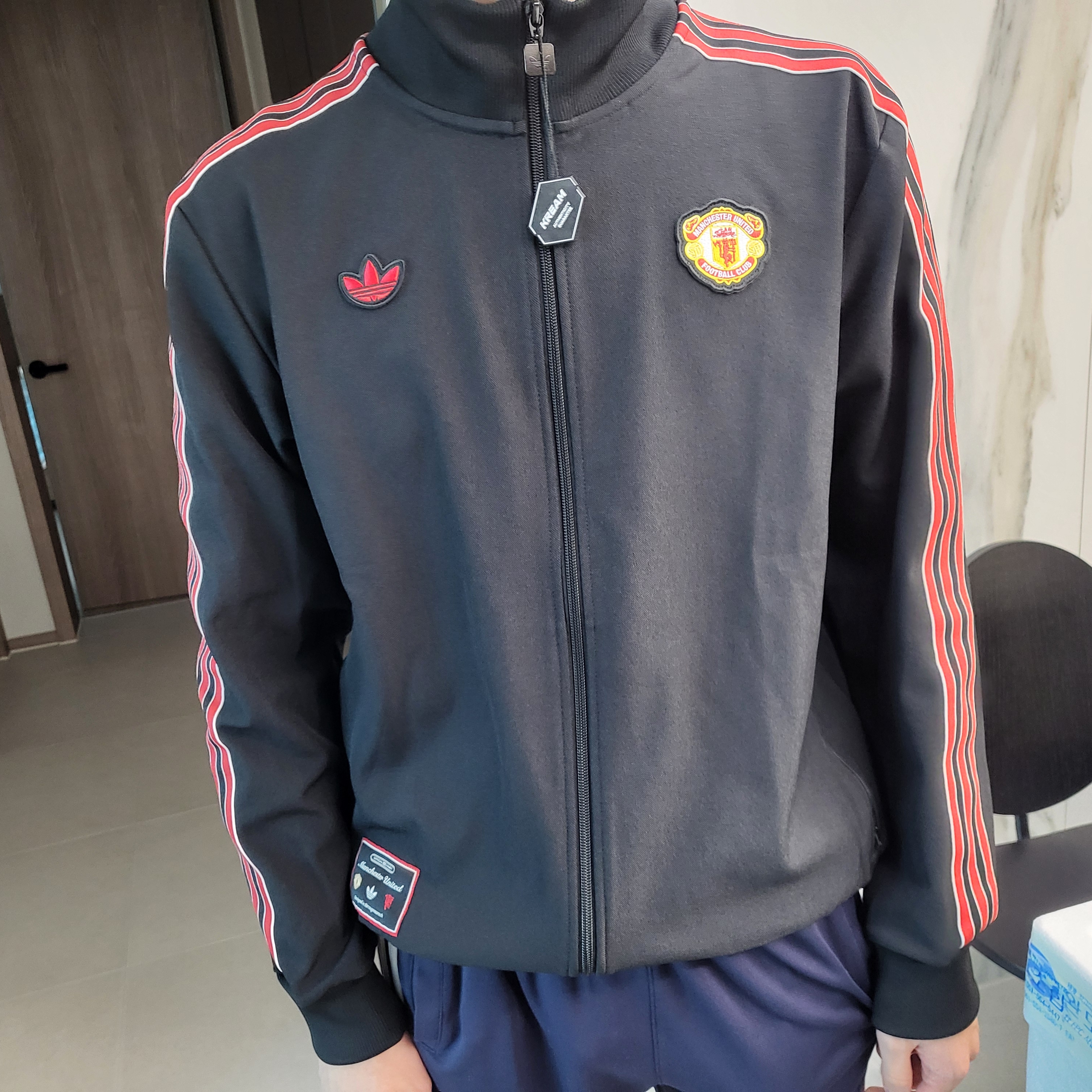 Adidas Manchester United Terrace Icon Track Top Black - KR Sizing 착용 스타일 - 1