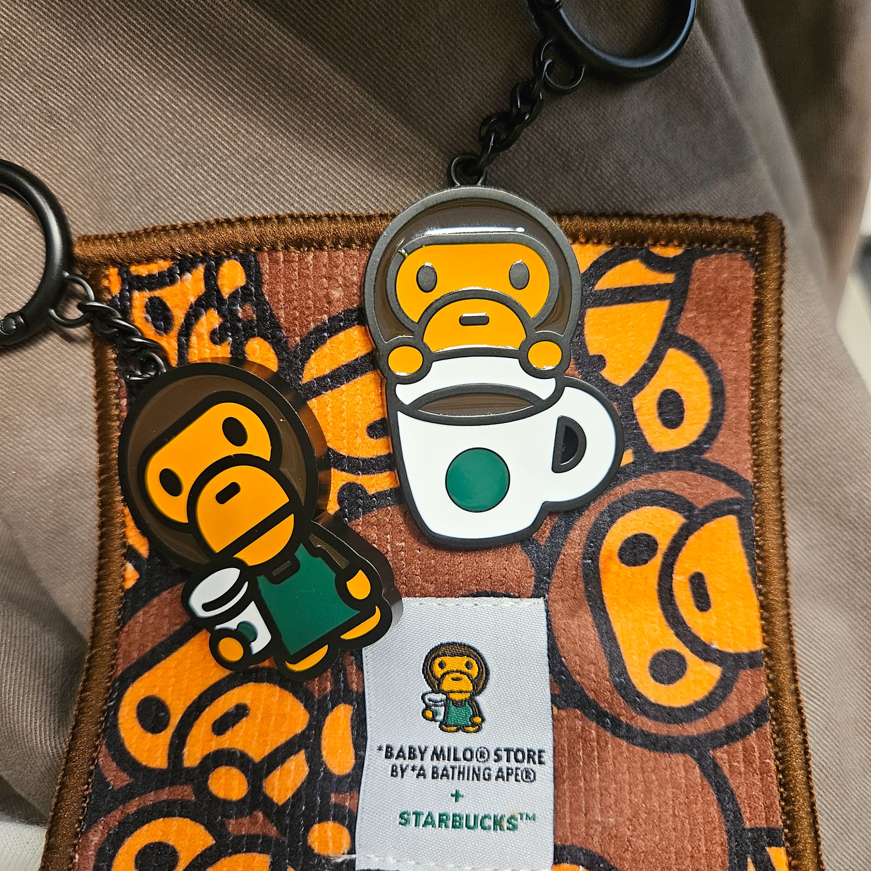 Starbucks x BAPE Baby Milo Keychain, Starbucks x BAPE Baby Milo Keychain 착용 스타일 - 1