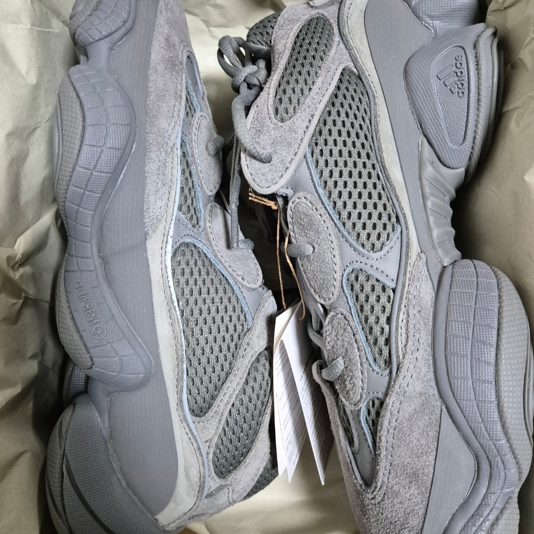 Adidas Yeezy 500 Granite 착용 스타일