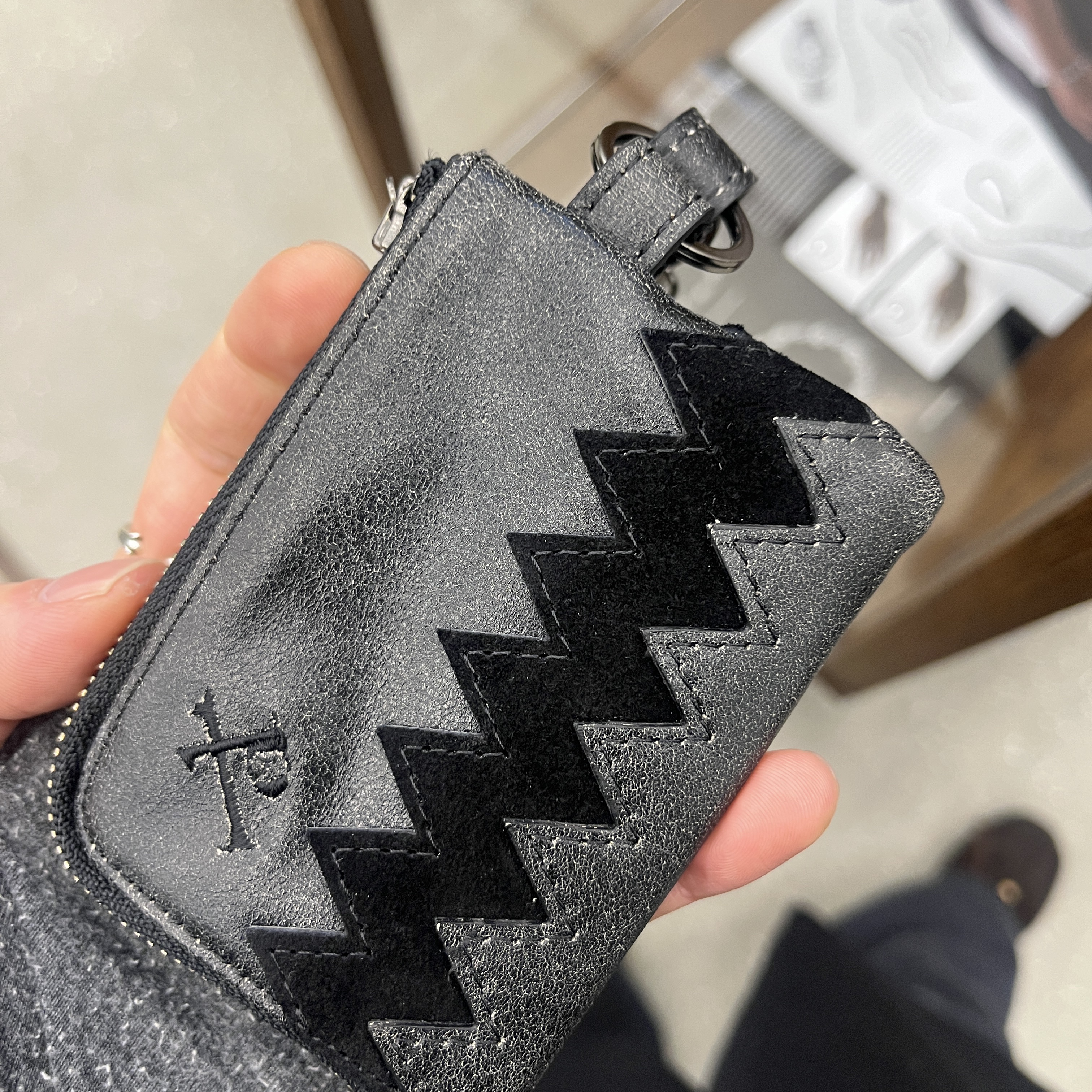 [프리오더] Polyteru Zigzag Card Wallet Black 착용 스타일 - 1