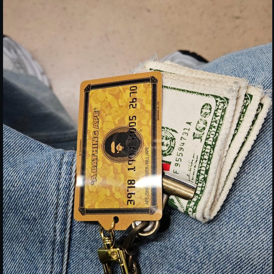 BAPE Card Keychain Gold 착용 스타일