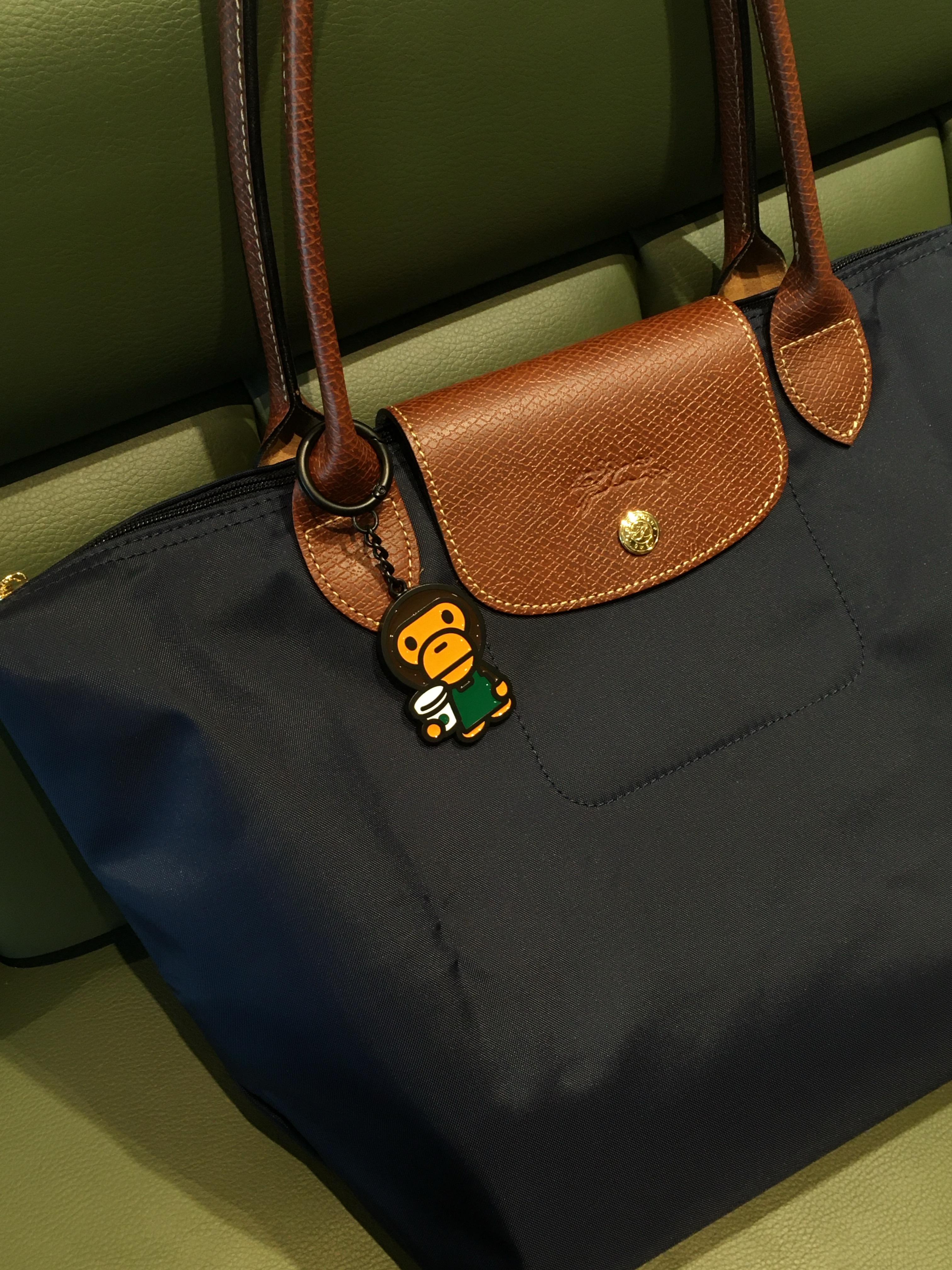 Longchamp Le Pliage Original Tote Bag M Navy, Starbucks x BAPE Baby Milo Keychain 착용 스타일