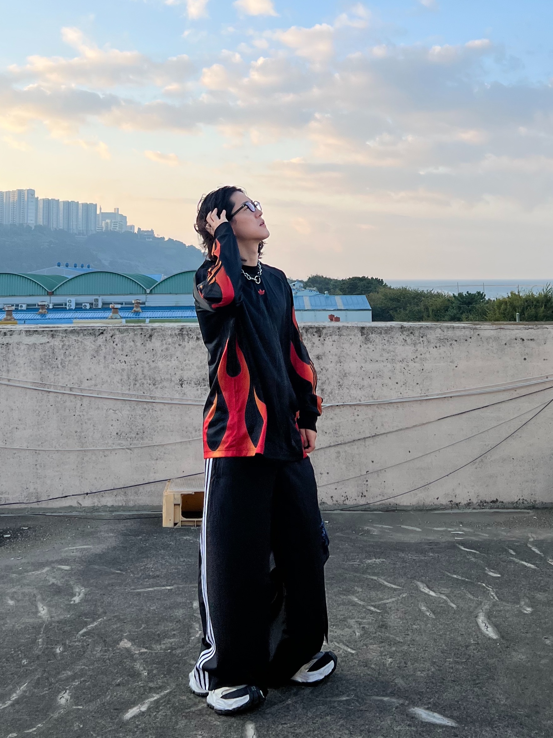 (W) Adidas Adilenium Season 3 Oversized Track Pants Black - KR Sizing, Balenciaga Cargo Sneakers White Grey 착용 스타일 - 3