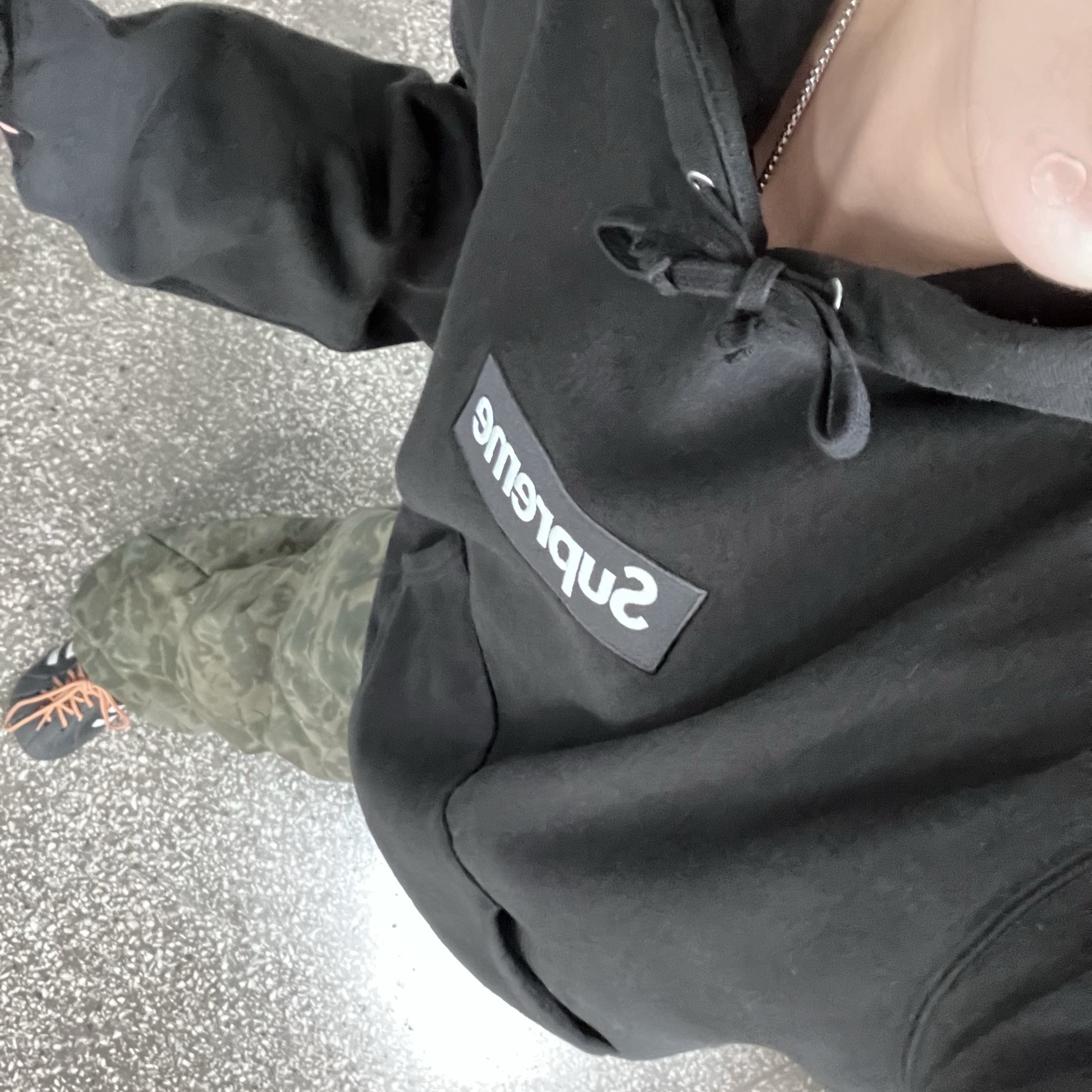 Supreme Box Logo Hooded Sweatshirt Black - 24FW, Adidas Adilette Clog Black White 착용 스타일 - 3