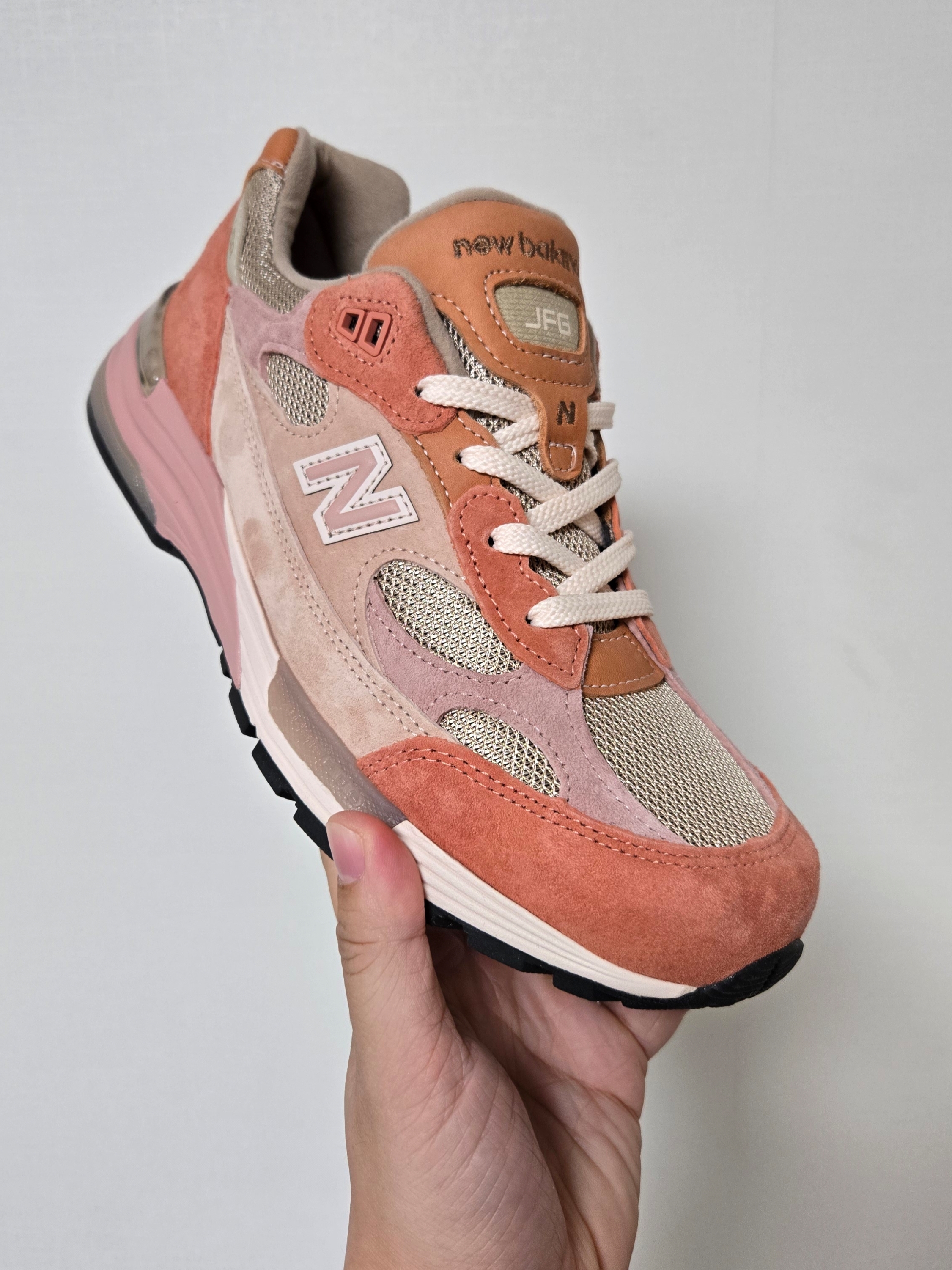 New Balance x Joe Freshgoods 992 Made in USA Aged Well 착용 스타일 - 1