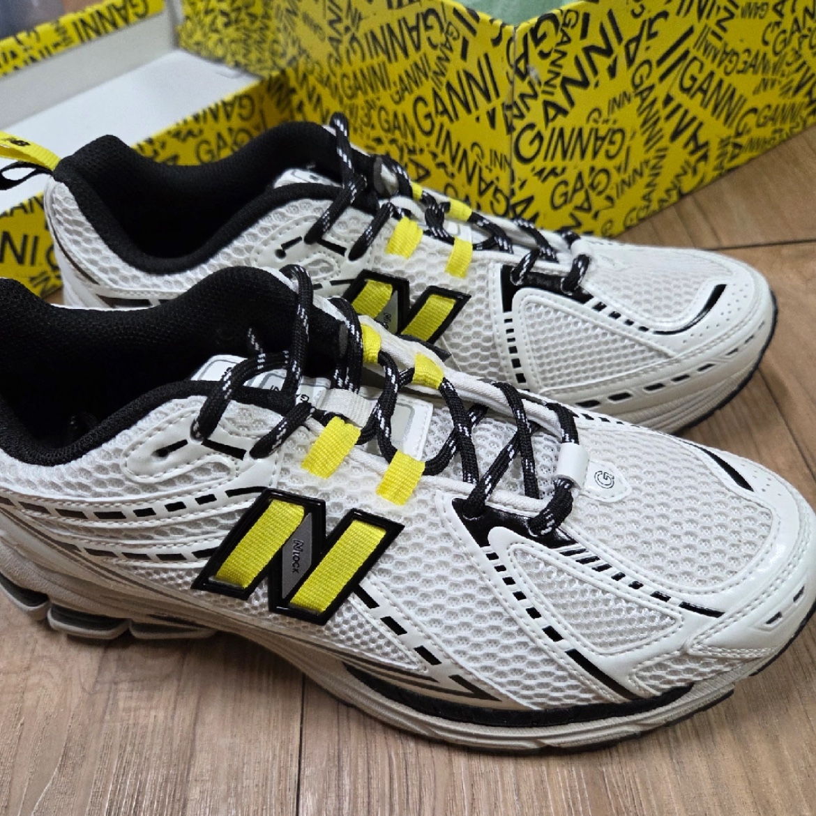 New Balance x Ganni 1906R Egret 착용 스타일