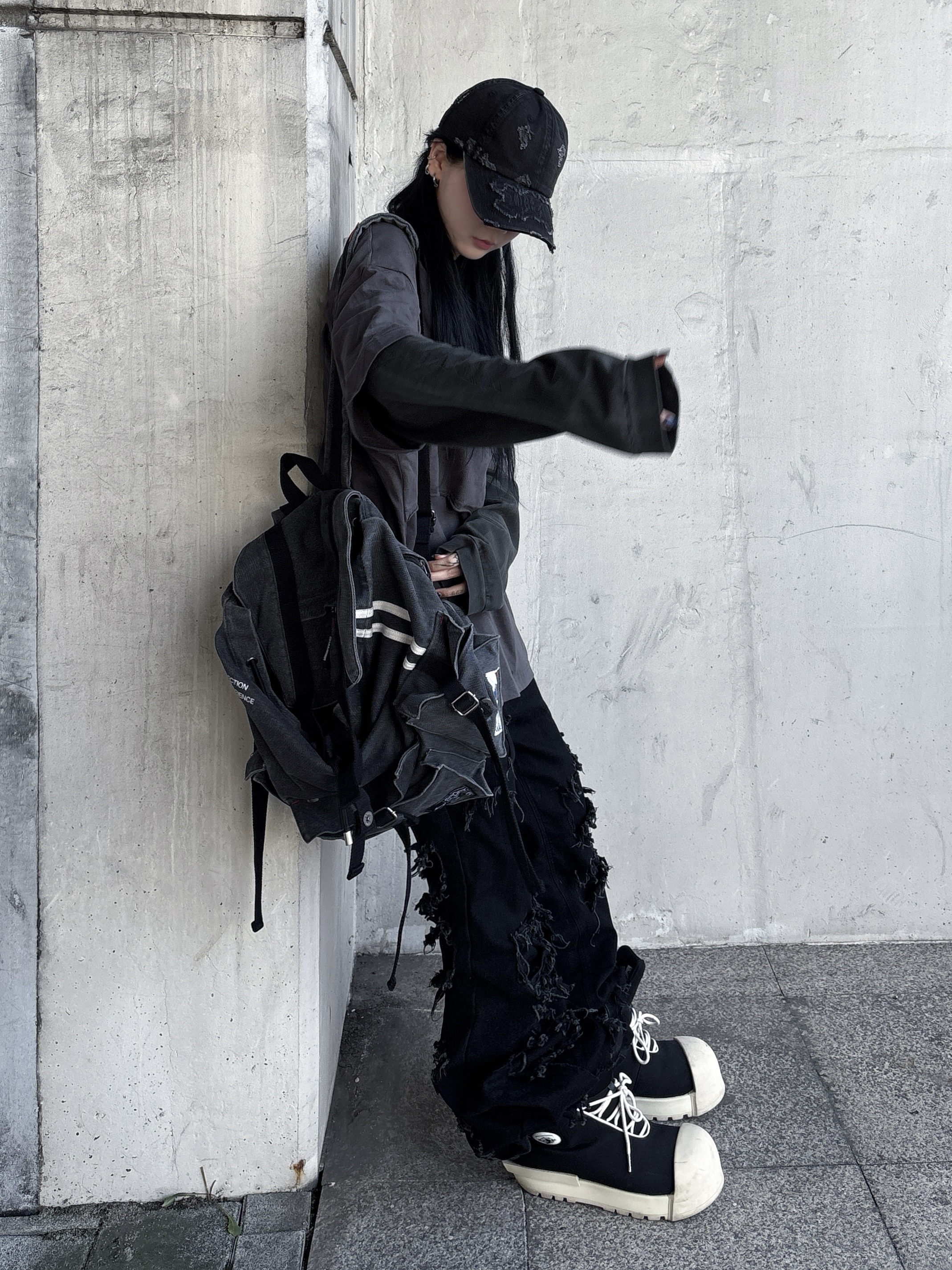 SPORT CHAMBER SC Sporty Rucksack Charcol, AJOBYAJO S=D Layered T-Shirt Charcoal 착용 스타일 - 1