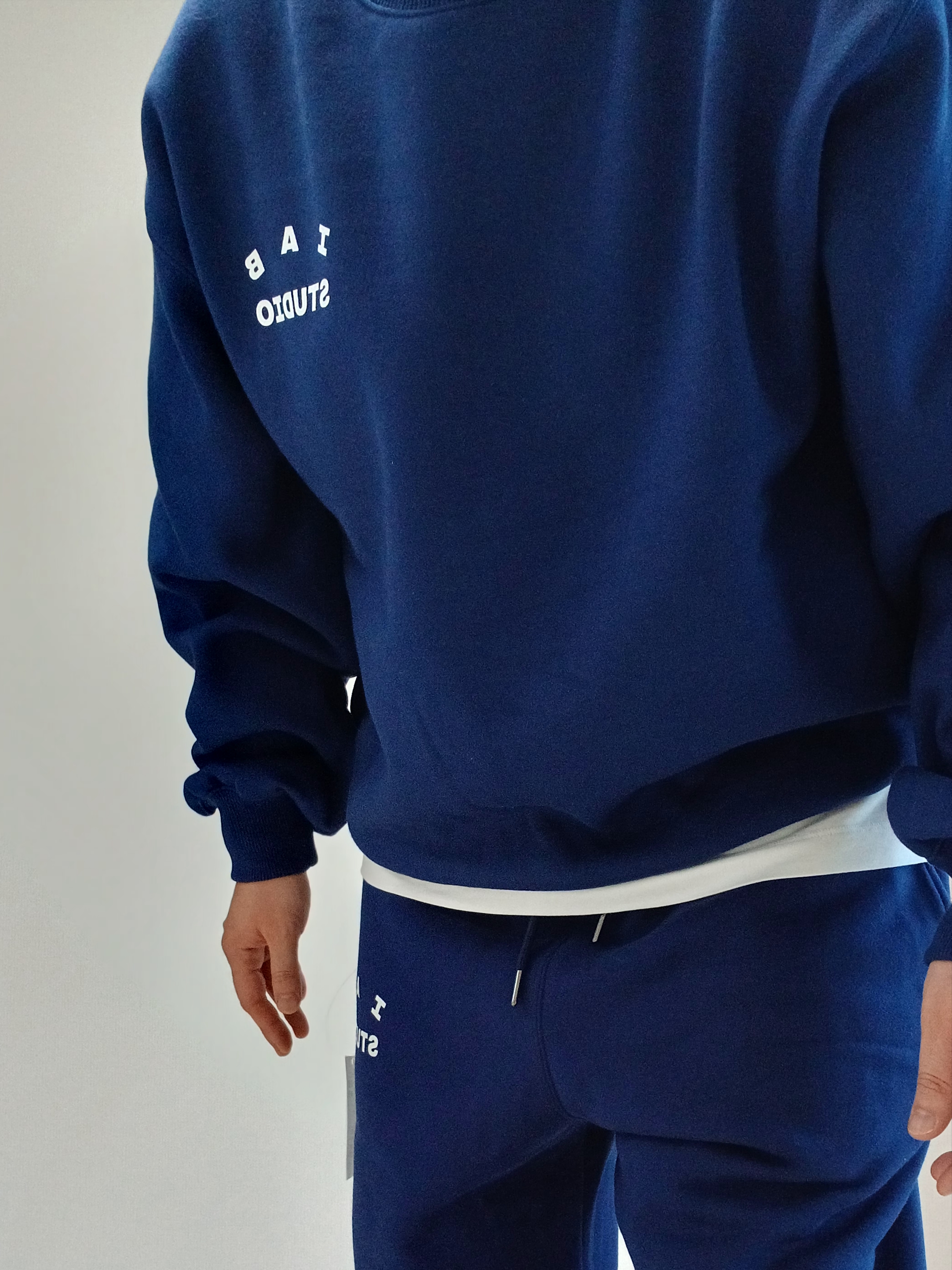 IAB Studio IAB Original Sweatpants Navy, IAB Studio IAB Original Sweatshirt Navy 착용 스타일 - 4
