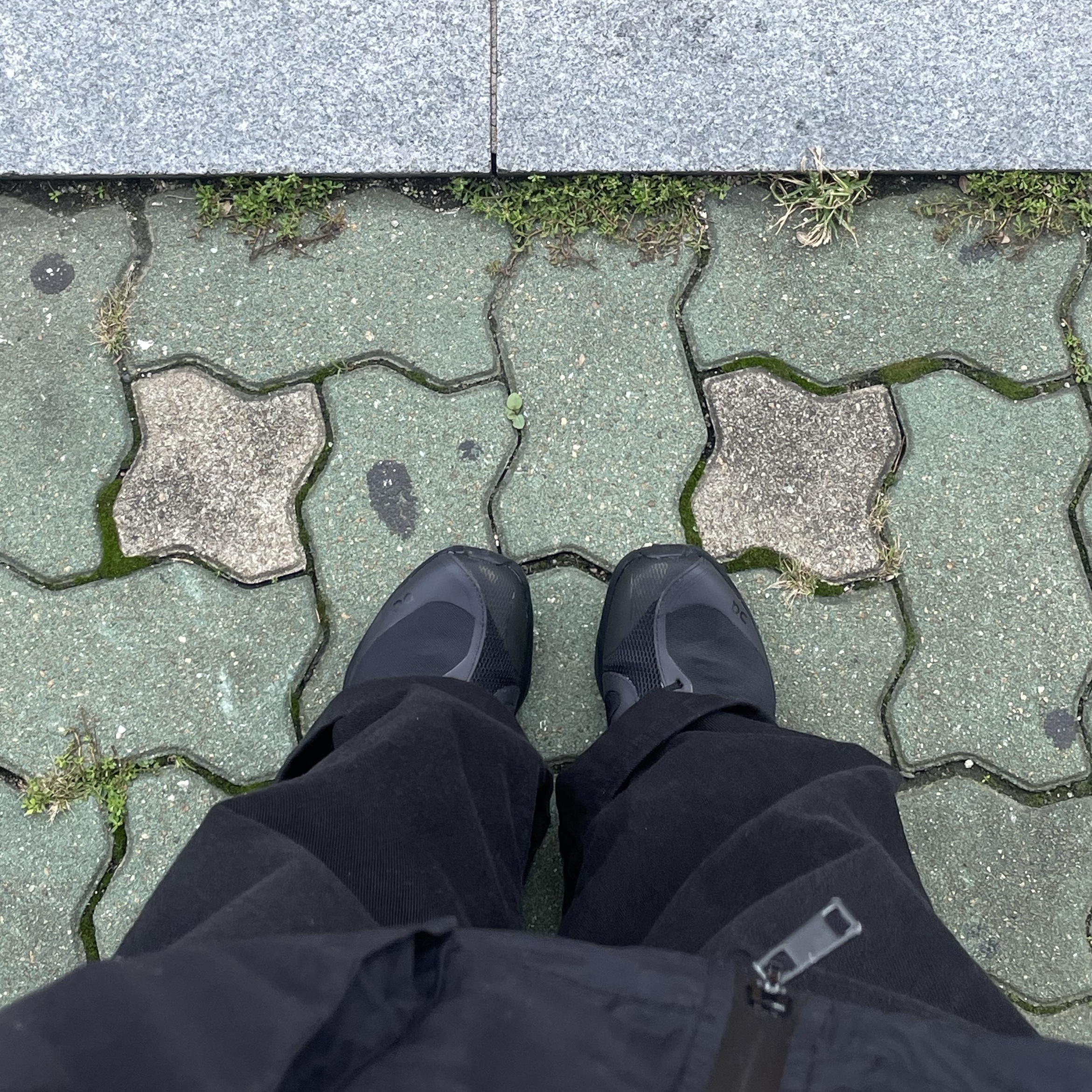 (W) On Running x Post Archive Faction (Paf) Cloudventure Peak All Black 착용 스타일