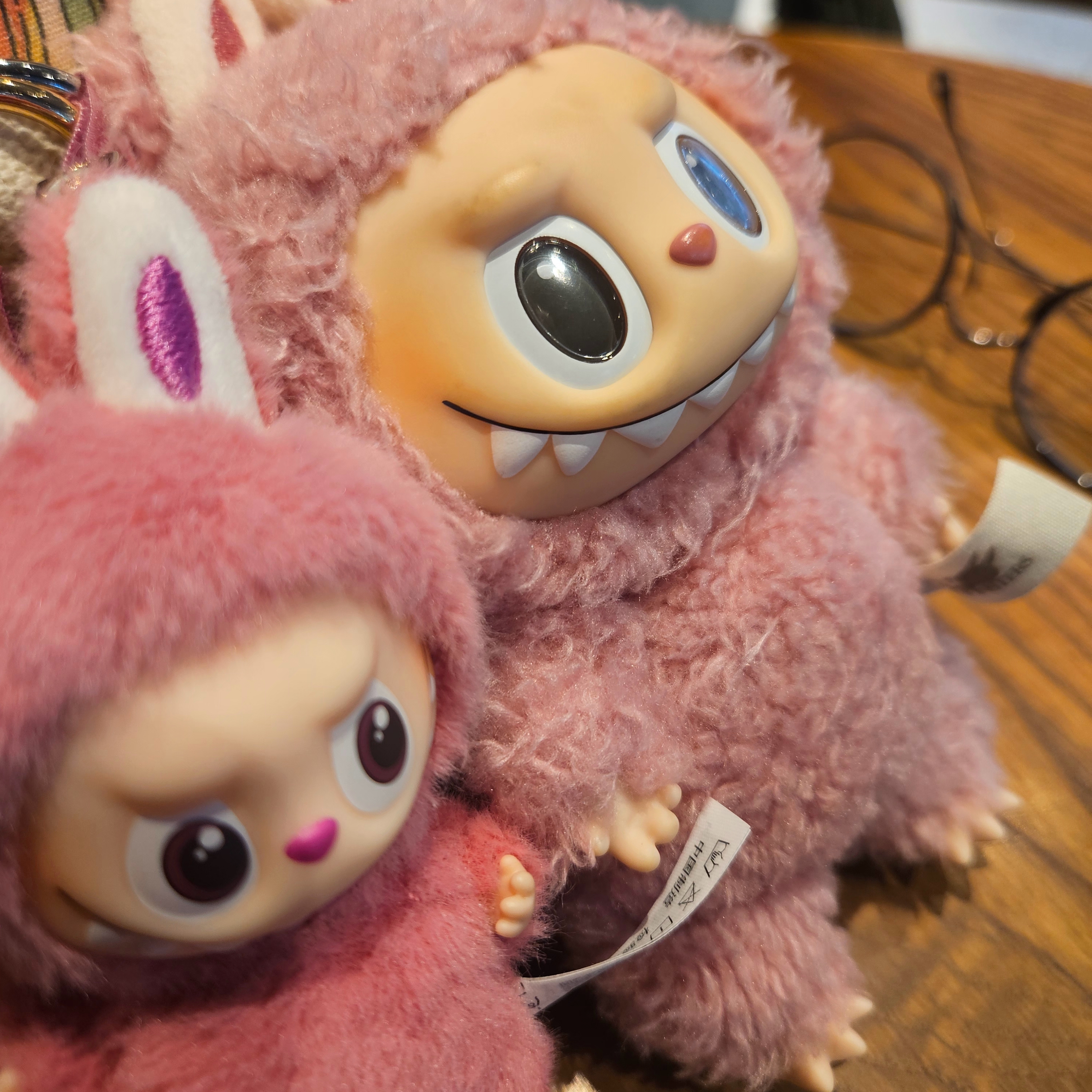 Pop Mart Labubu The Monsters Pin For Love Series Vinyl Plush Pendant (N-Z) Q (Opened Case), Pop Mart Labubu The Monsters Labubu Tasty Macarons Series Lyche Berry Keyring 착용 스타일 - 1