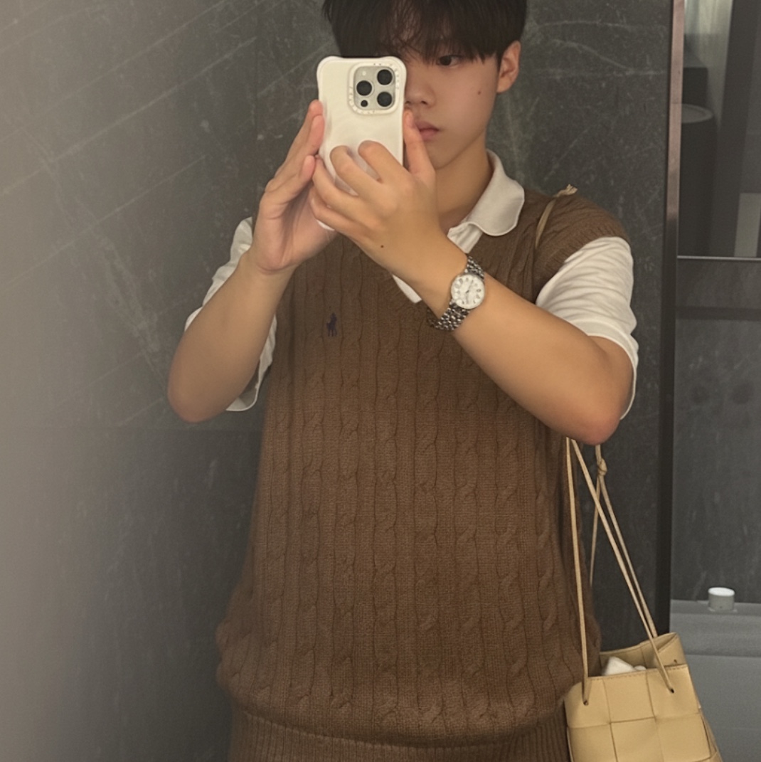 Bottega Veneta Small Leather Cassette Bucket Bag Porridge, Longines Presence Quartz 38mm Stainless Steel White 착용 스타일