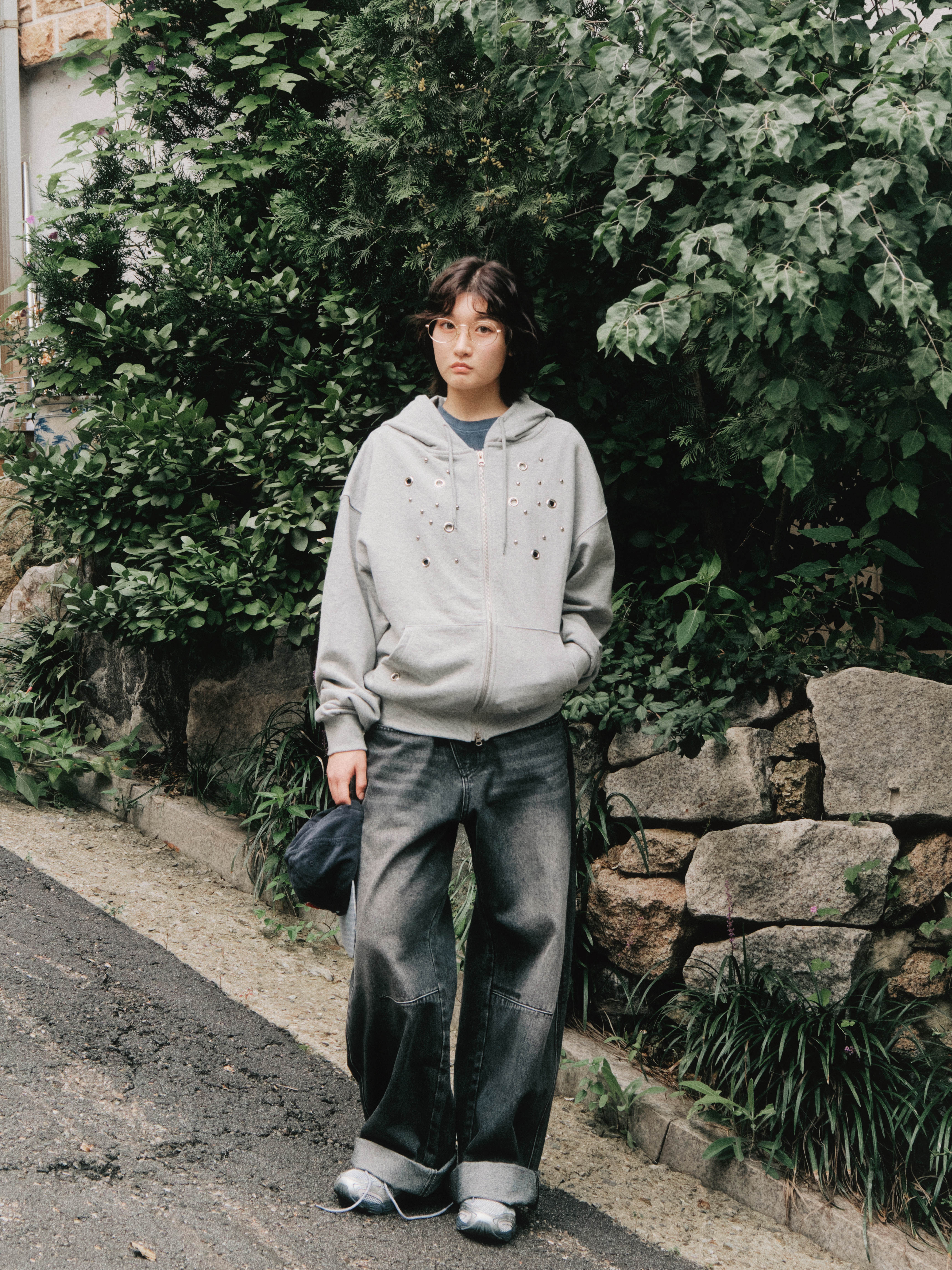 DAUSPICE Eyelet Stud Hoodie Zip-up Gray, DAUSPICE Eyelet Stud Hoodie Zip-up Black 착용 스타일 - 1