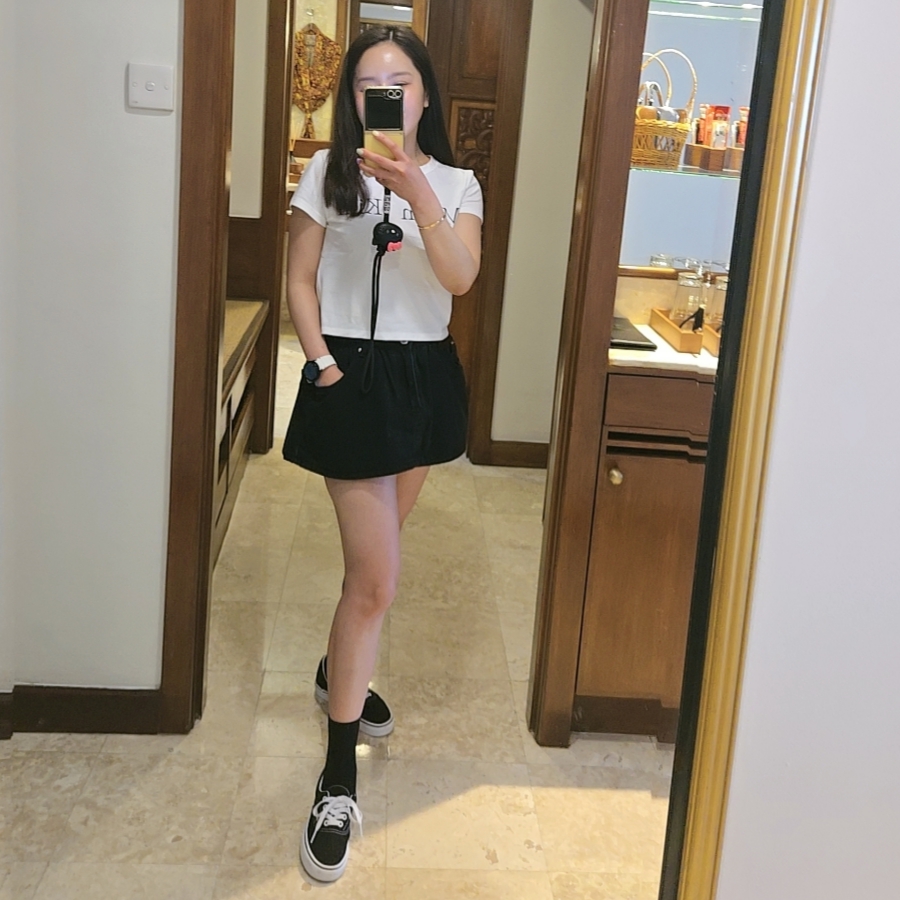 (W) Matin Kim Logo Crop Top White 착용 스타일