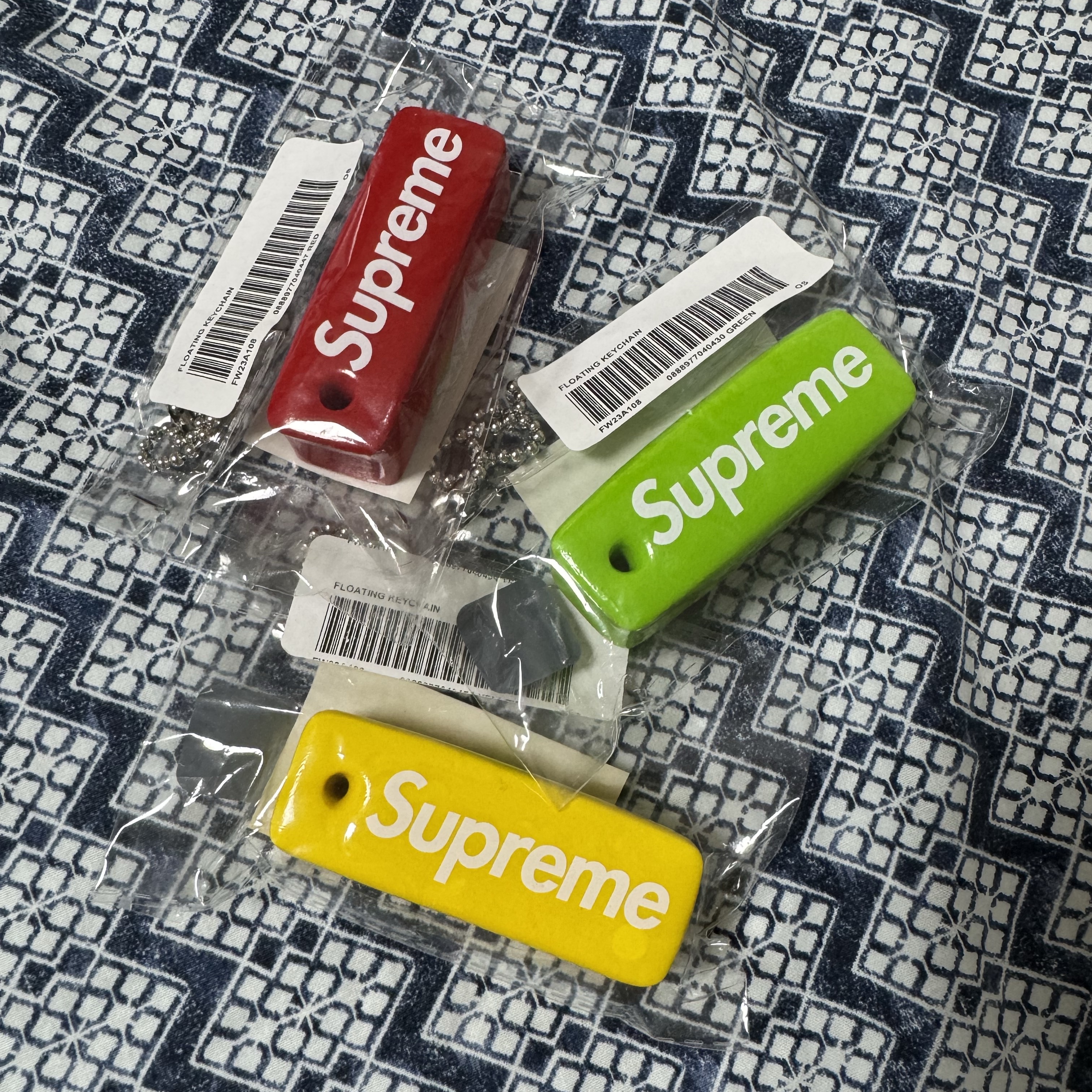 Supreme Floating Keychain Yellow - 23FW, Supreme Floating Keychain Red - 23FW 착용 스타일