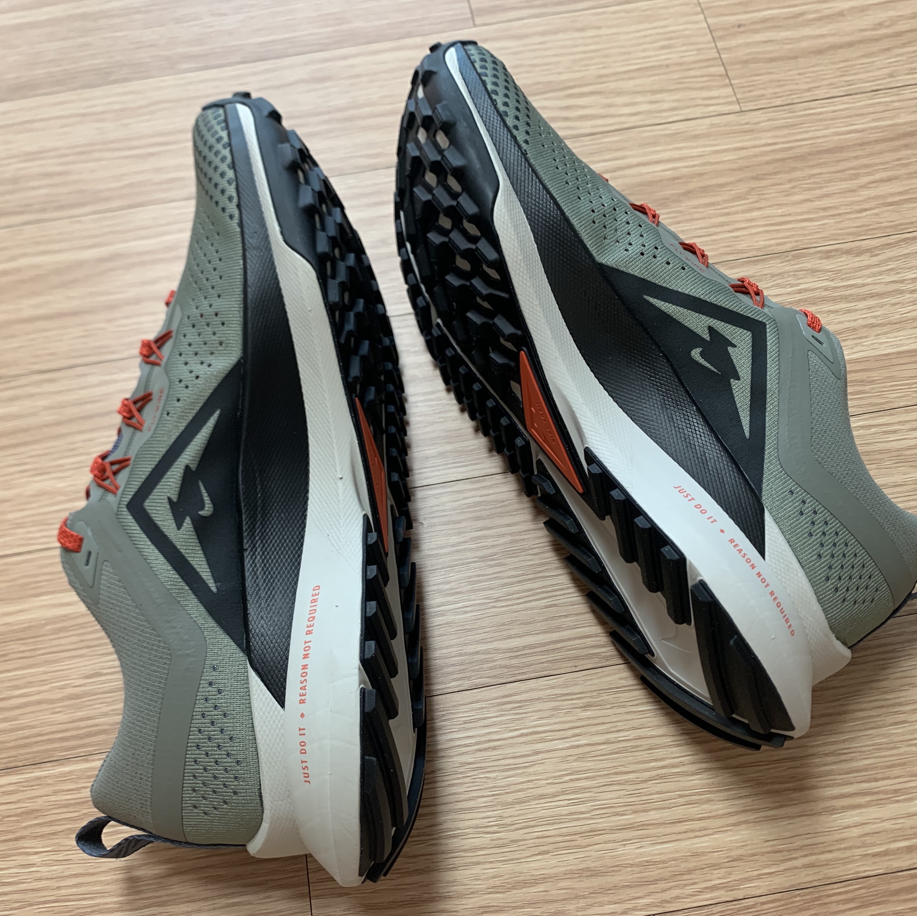 Nike React Pegasus Trail 4 Dark Stucco Black 착용 스타일 - 2
