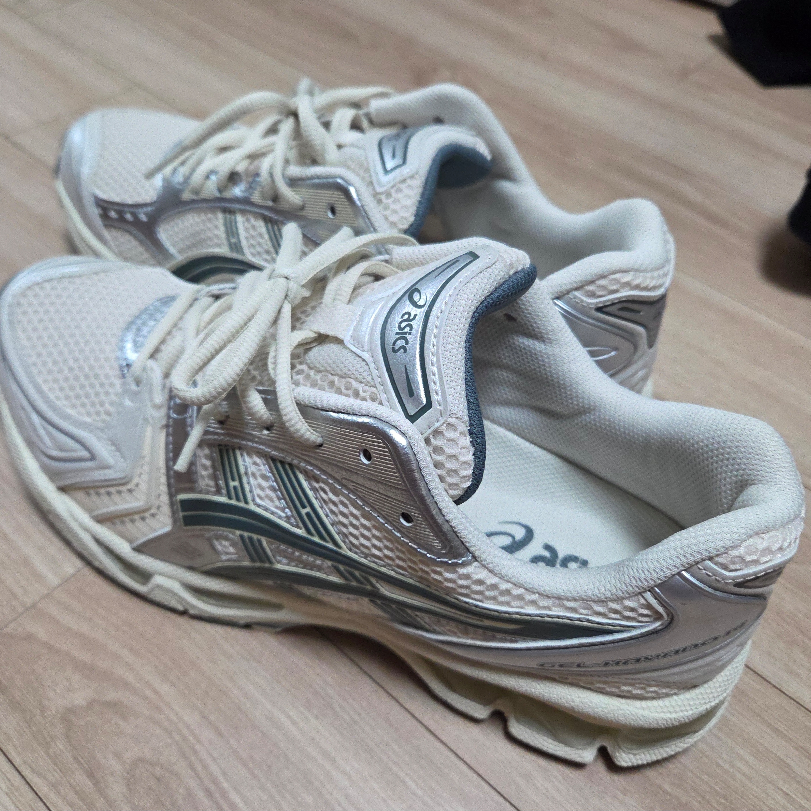 Asics Gel-Kayano 14 Birch Dark Pewter 착용 스타일