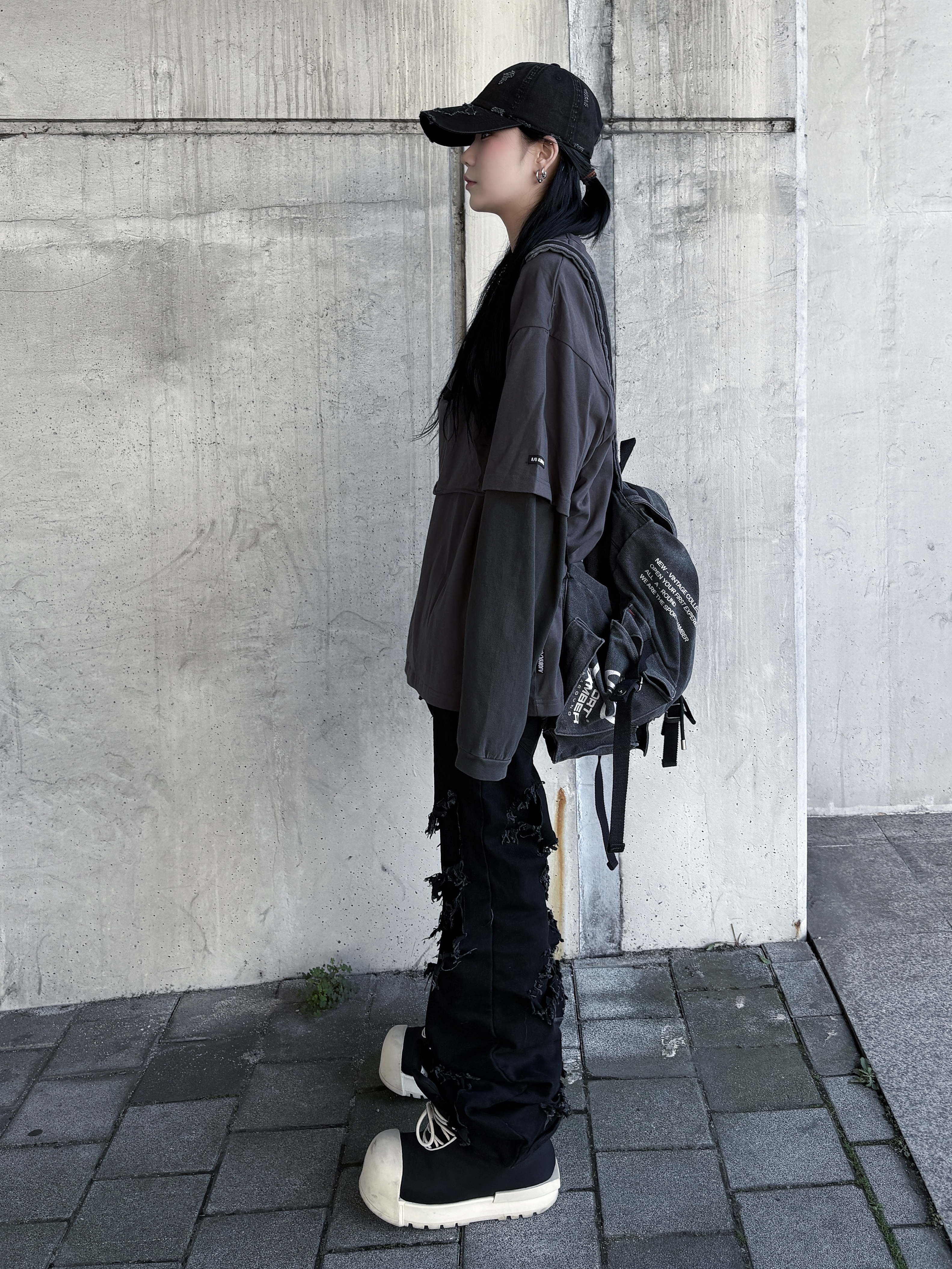 SPORT CHAMBER SC Sporty Rucksack Charcol, AJOBYAJO S=D Layered T-Shirt Charcoal 착용 스타일 - 3