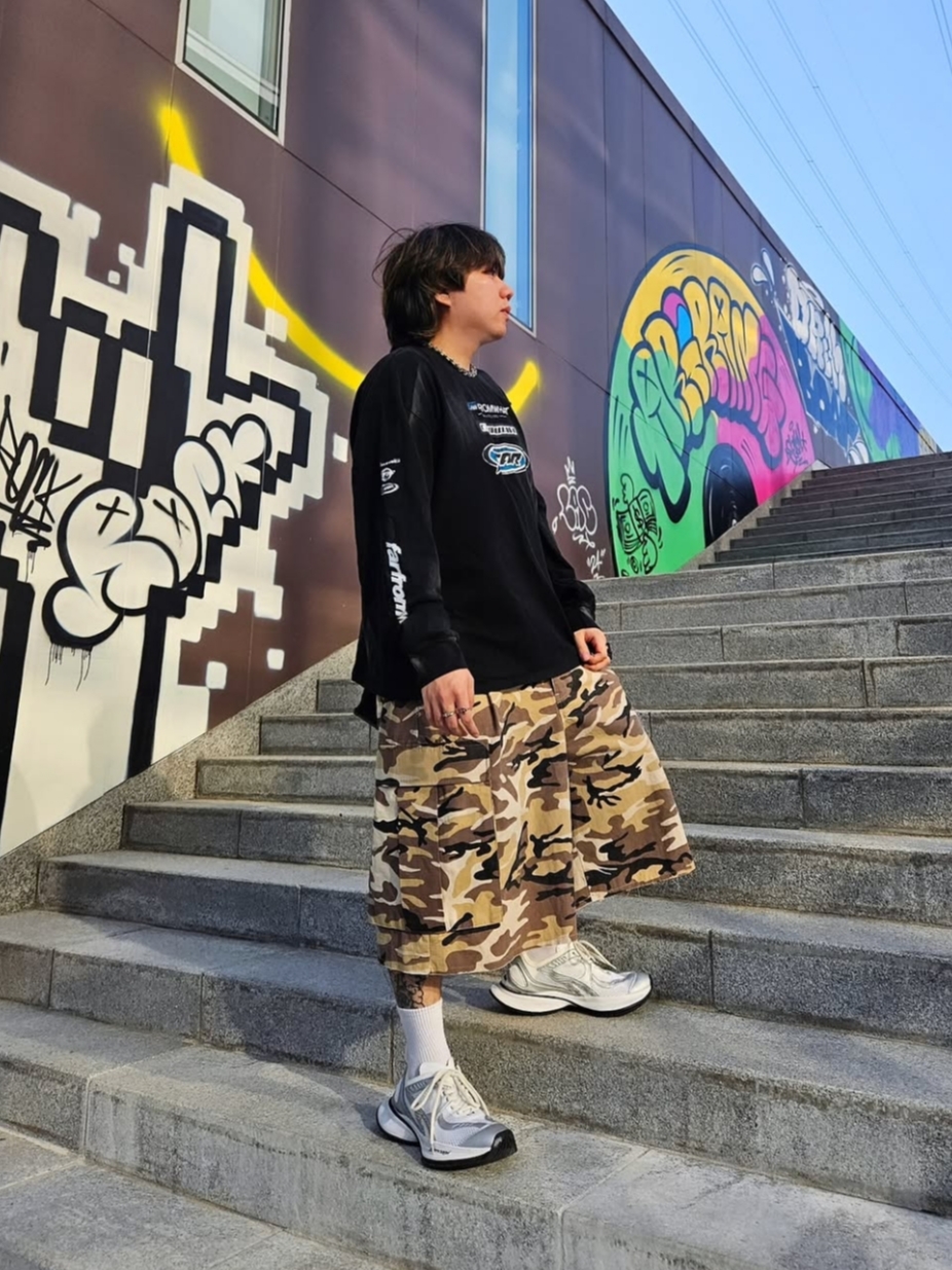 Undermycar Mu.45 Anti Fxxking Logo Play Big Cargo Rip-Camo Shorts Camo Beige 착용 스타일