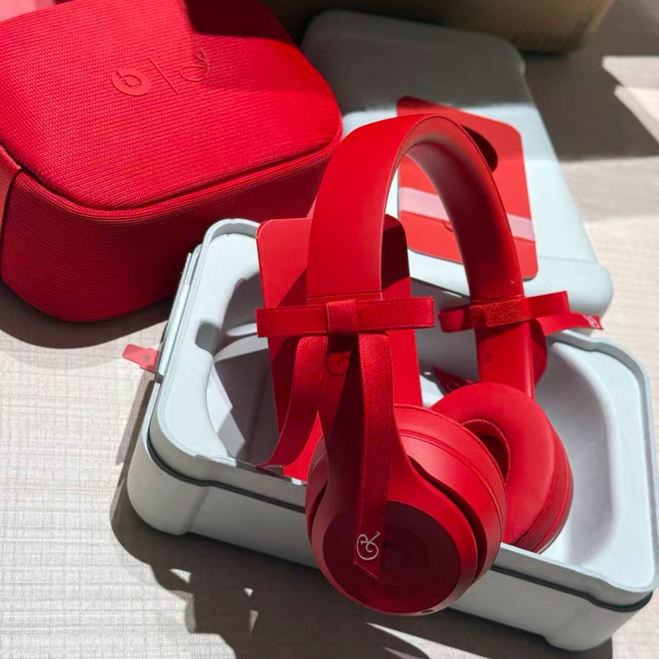 Beats Solo 4 Wireless On Ear Headphone Jennie Special Edition Ruby Red (Korean Ver.) 착용 스타일