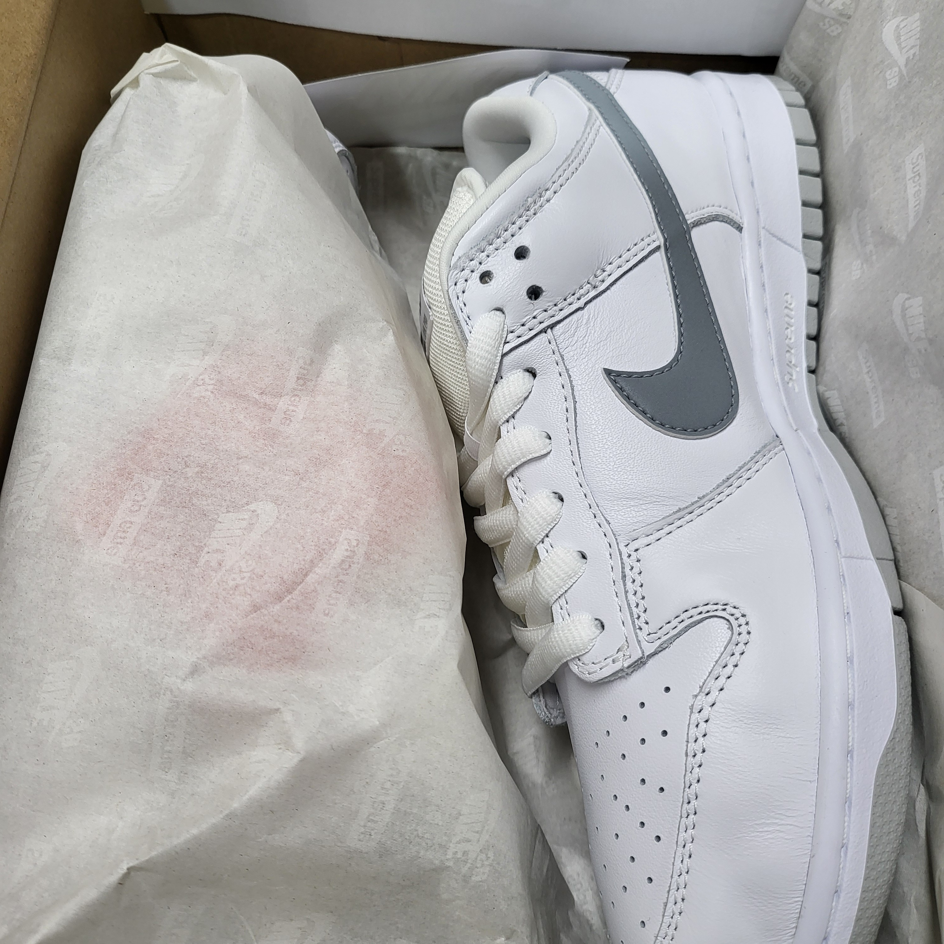 Nike x Supreme SB Dunk Low White 착용 스타일