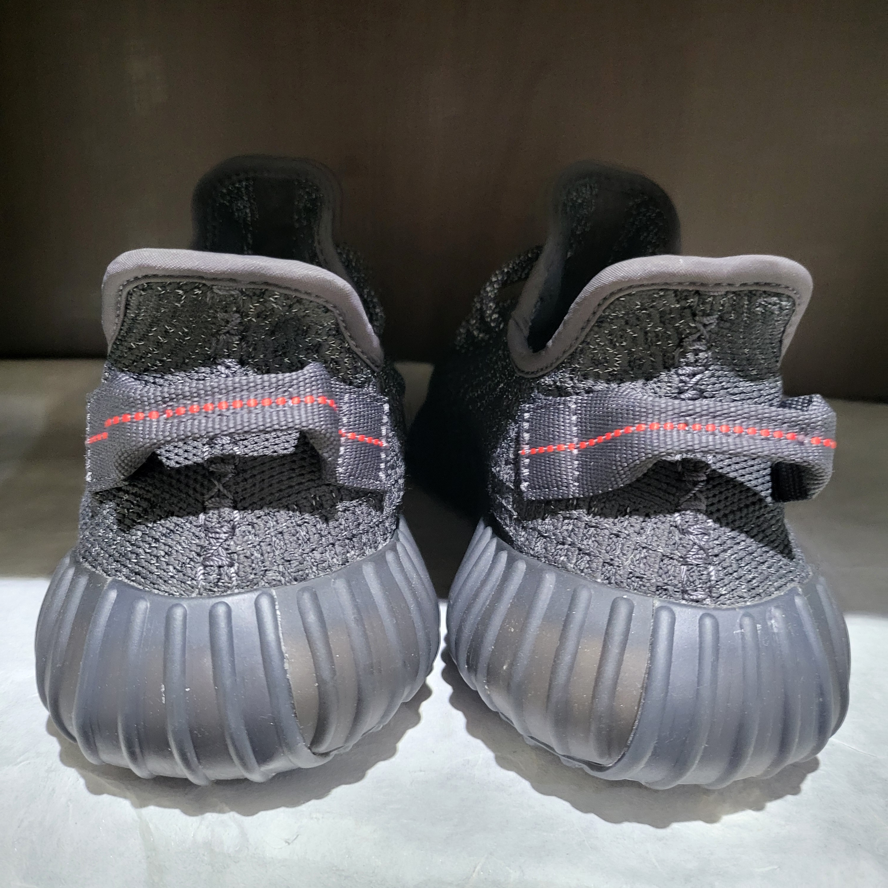 Adidas Yeezy Boost 350 V2 Black - Non-Reflective 착용 스타일