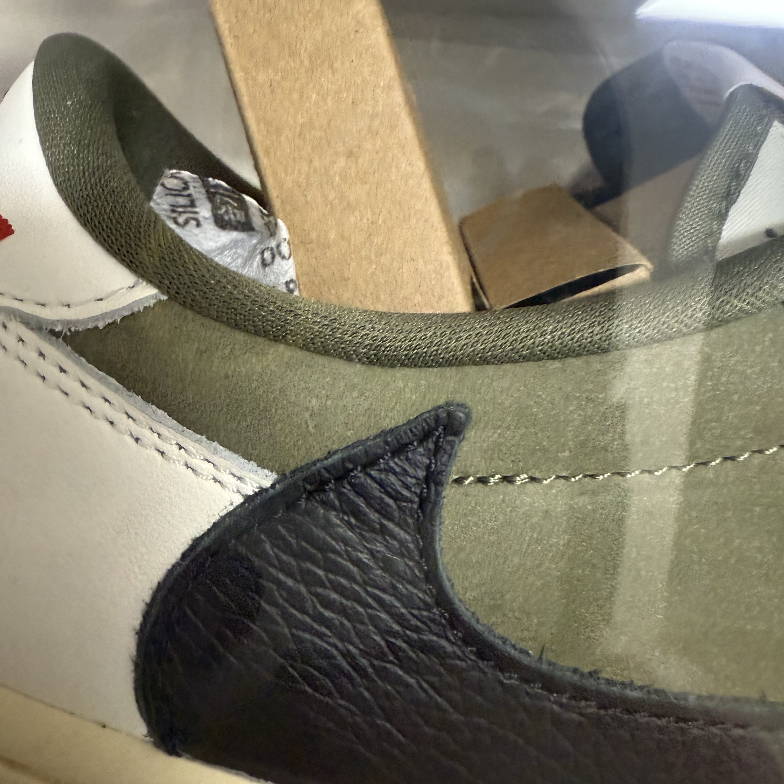 Jordan 1 x Travis Scott Retro Low OG SP Reverse Olive 착용 스타일
