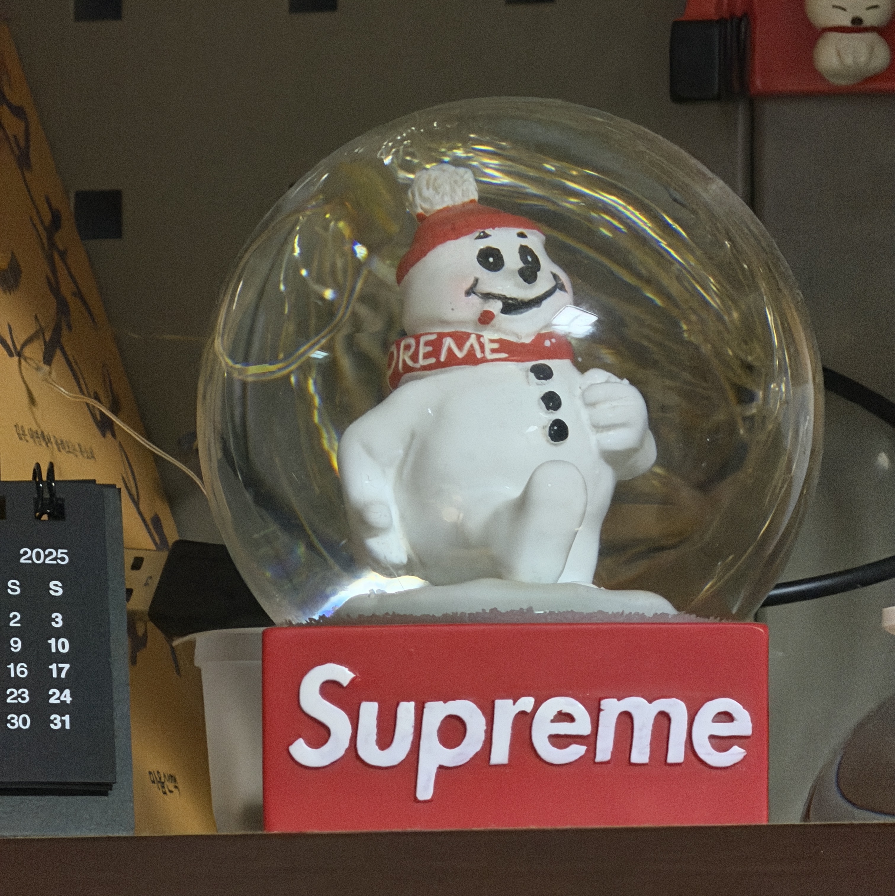 Supreme Snowman Snowglobe Red 착용 스타일