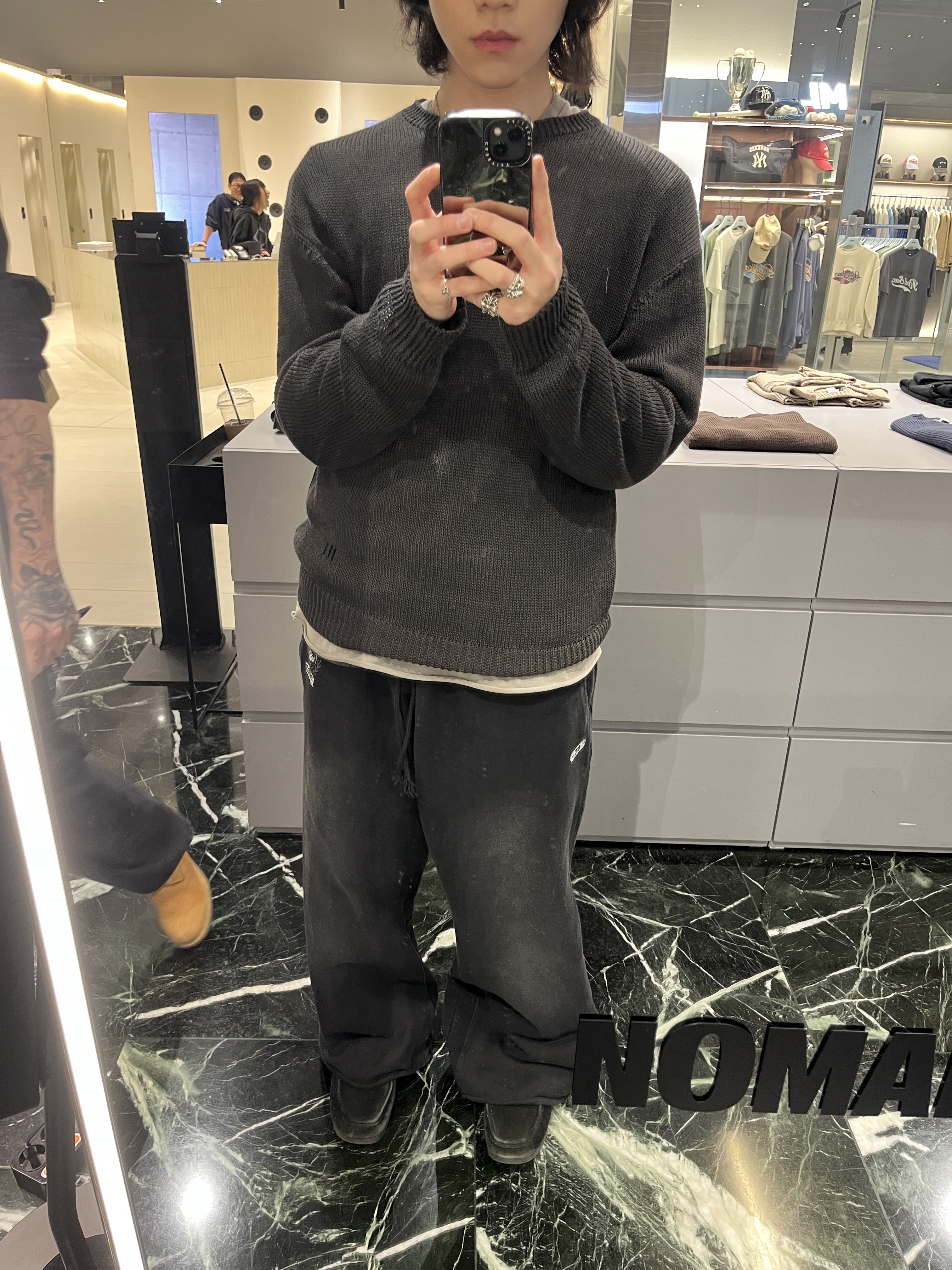 [기간한정 20%쿠폰] Polyteru Human Index Human Sleeveless Gray Beige, [기간한정 30%쿠폰] Polyteru Human Index Human Loosed Knit Brown Charcoal 착용 스타일 - 2