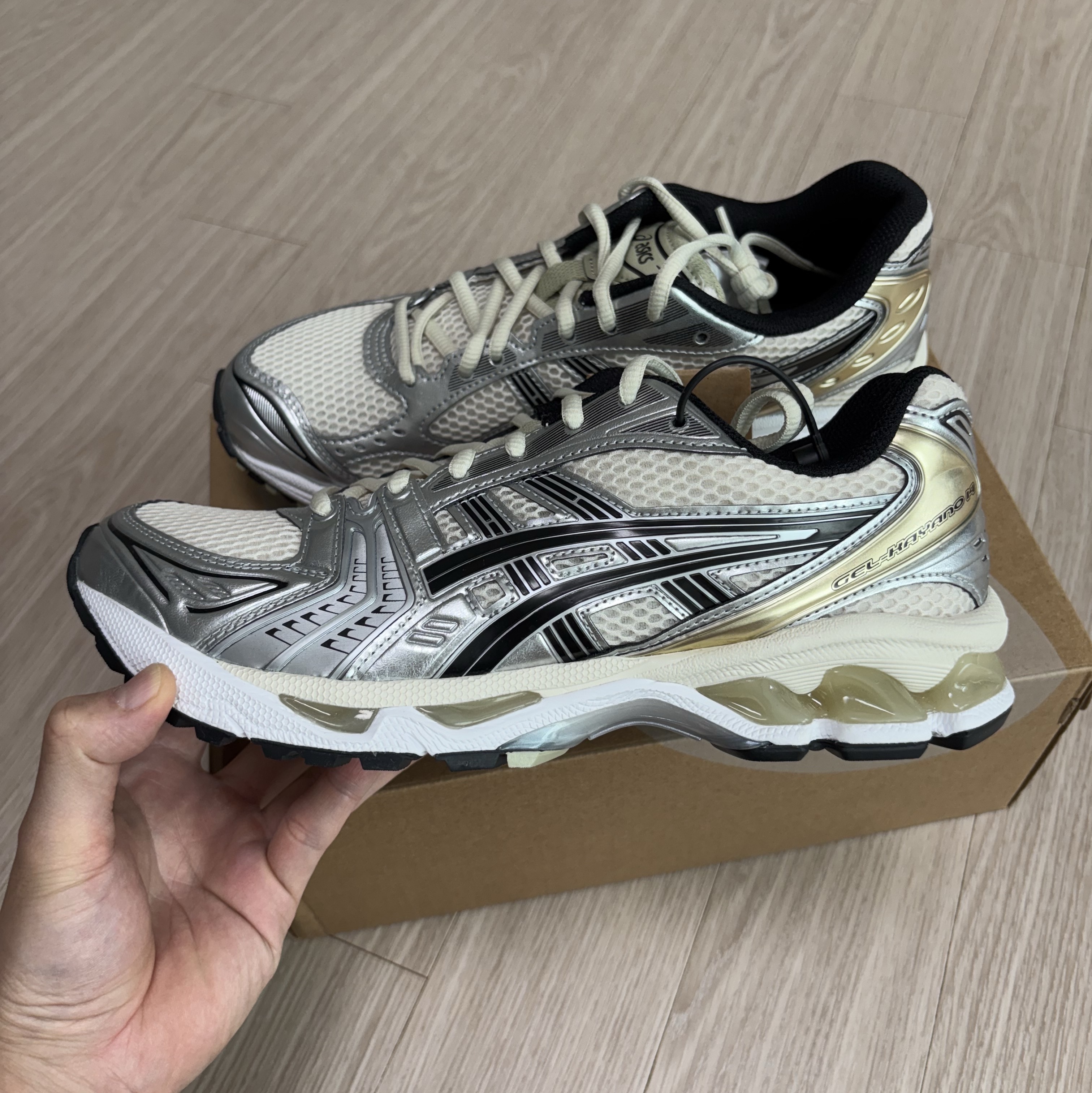 Asics Gel-Kayano 14 Birch Pure Silver 착용 스타일 - 3