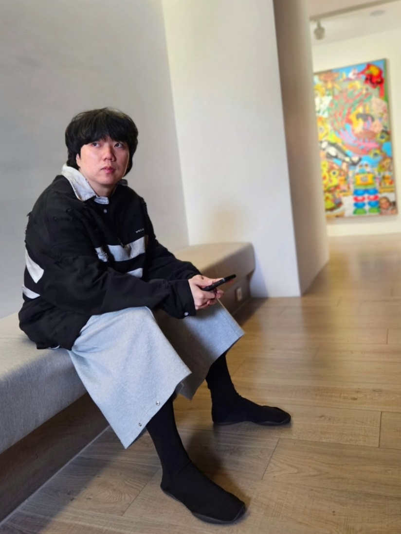 Yeezy YZY Pods Black 착용 스타일