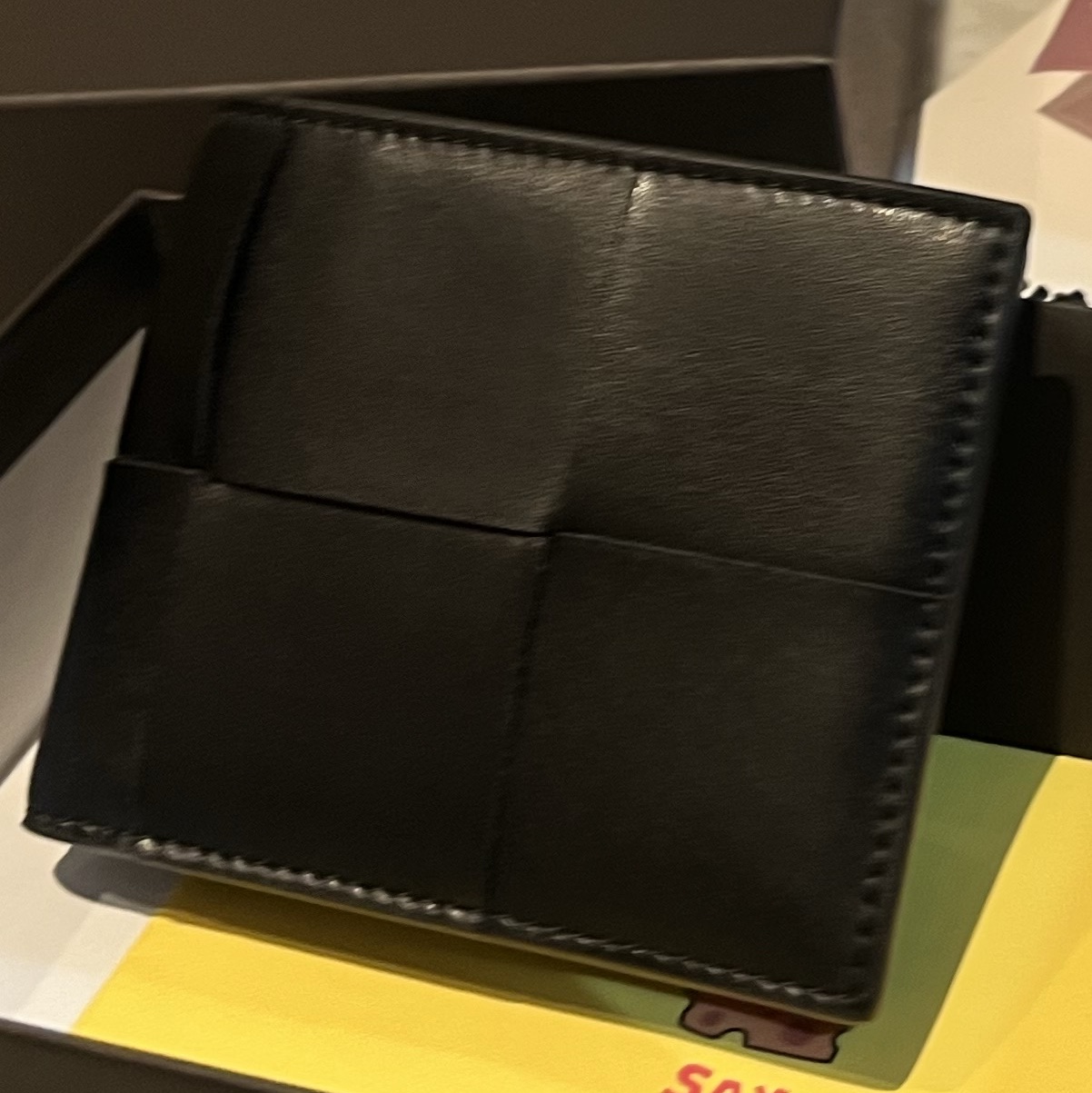 Bottega Veneta Bi-Fold Wallet Black 착용 스타일 - 1