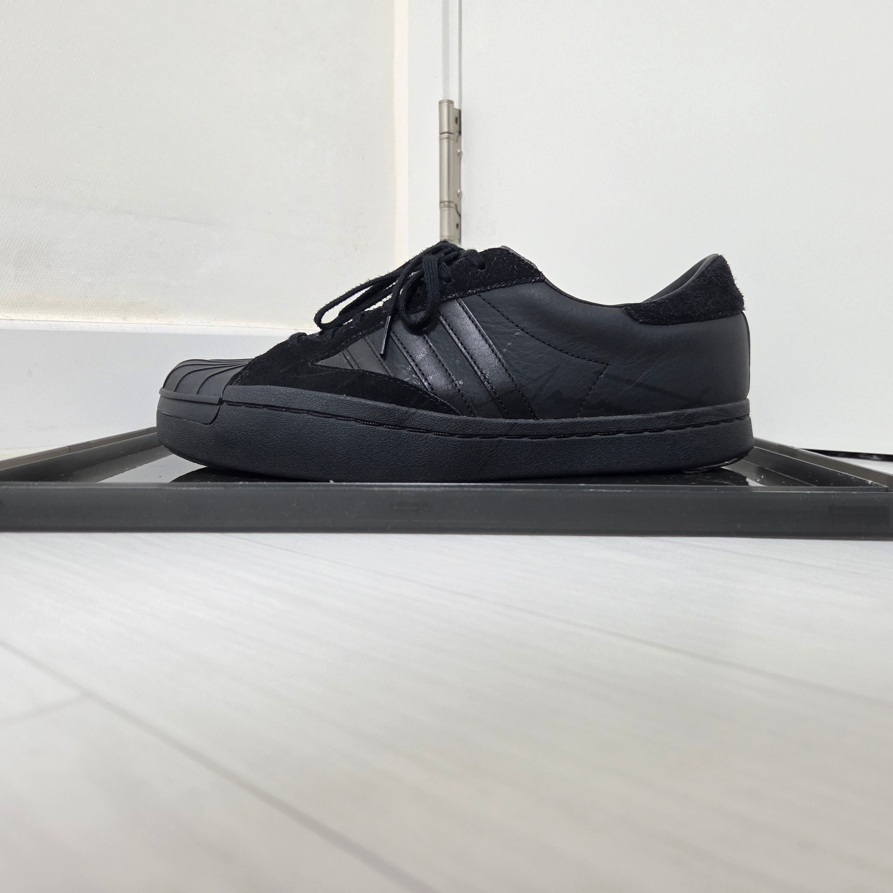 Y-3 Yohji Star Triple Black 착용 스타일