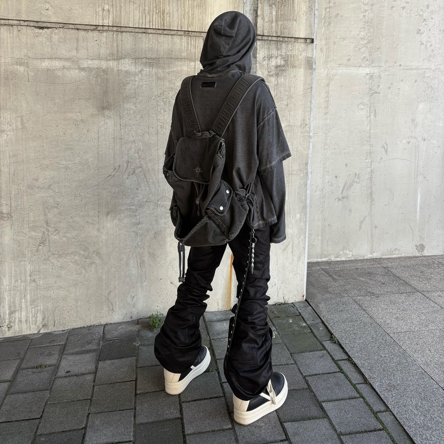 Rick Owens Mega Bumper Geobasket Black Milk, DEFGARMENTS Needle Denim Bag Pack Black Denim 착용 스타일 - 1