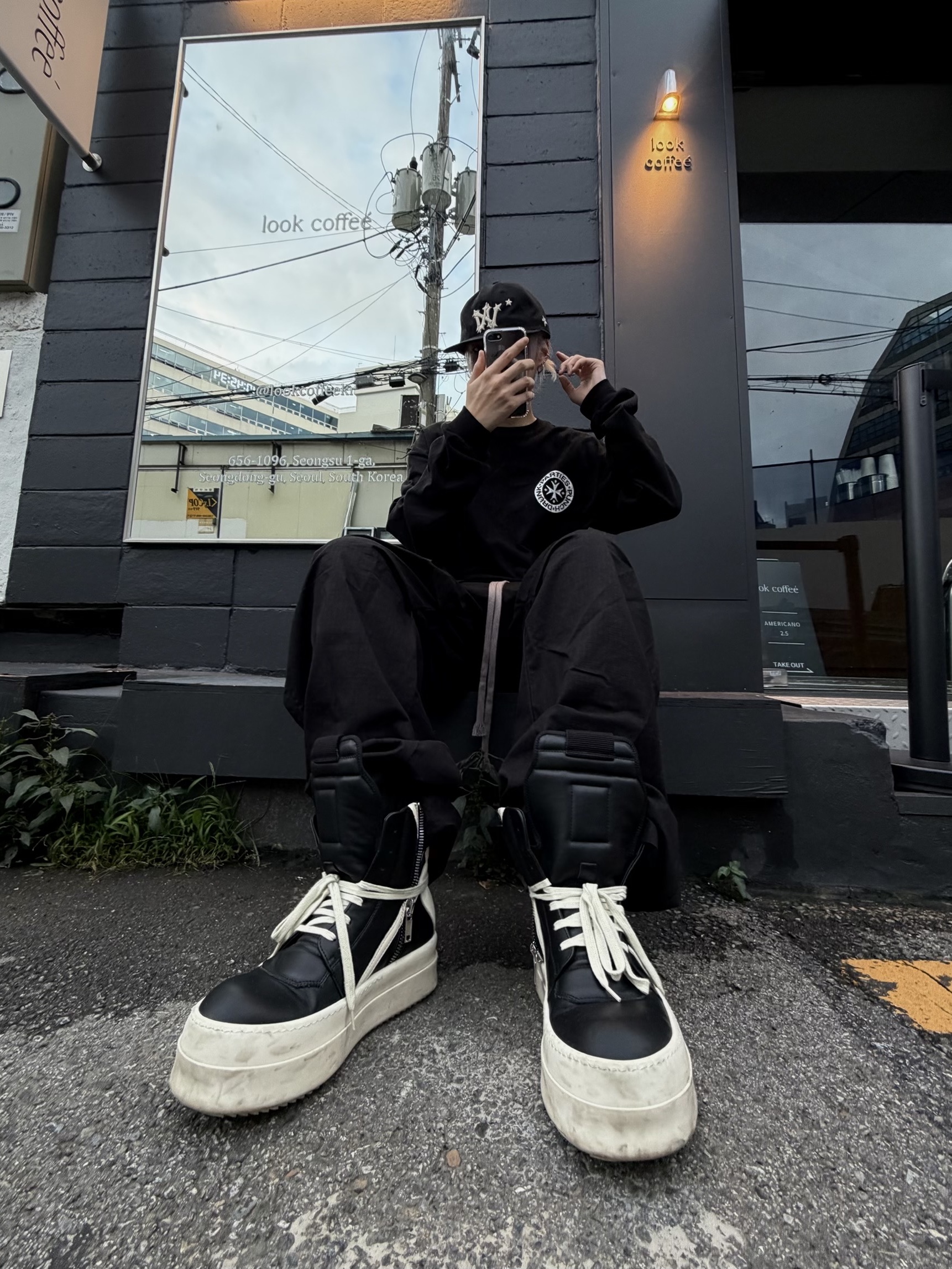 Aoiro 6-Panel Hikari A/N Fitted Cap Black, Wapworks Wide Safety Cargo Pants Black 착용 스타일 - 3