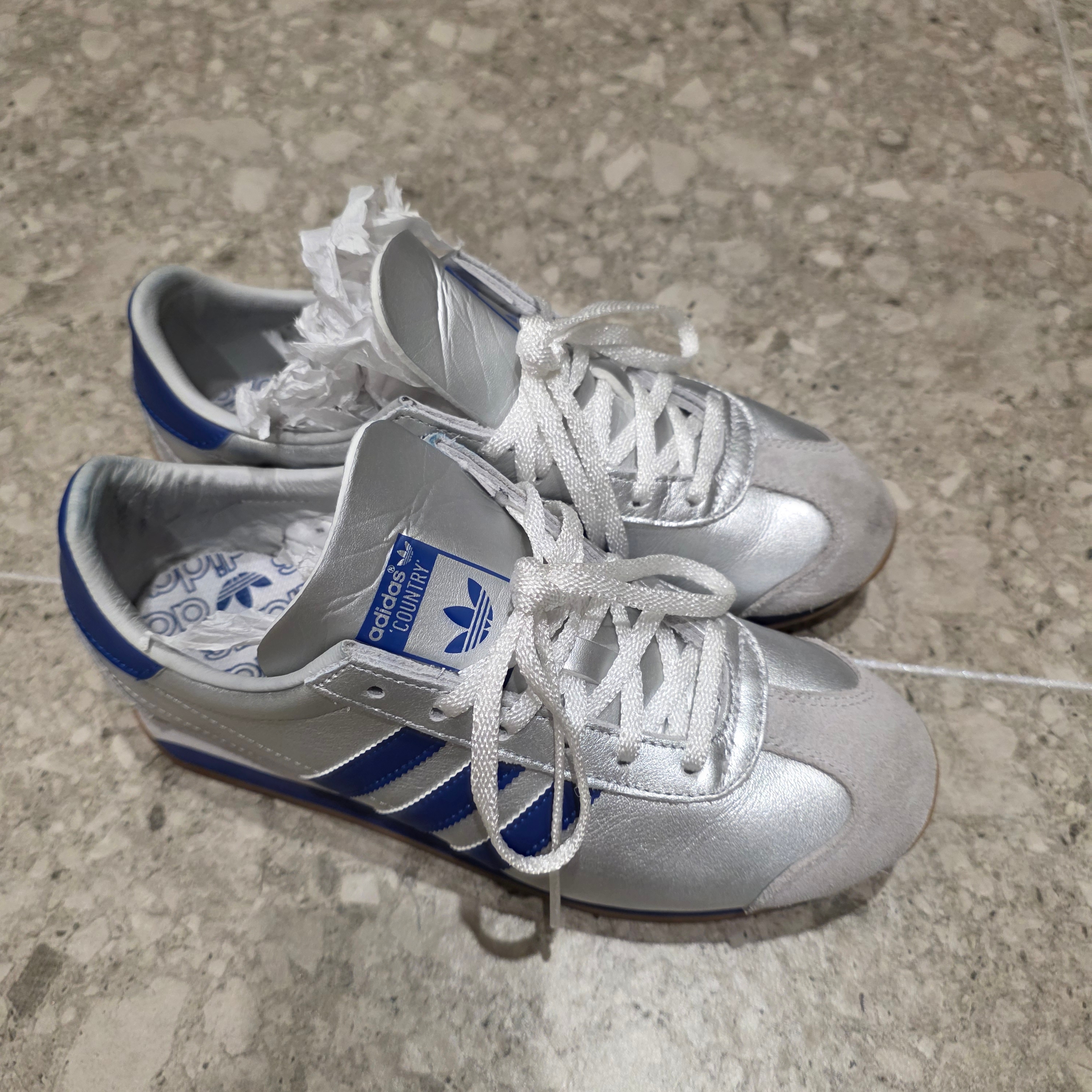 Adidas Country OG Matte Silver Bright Blue 착용 스타일