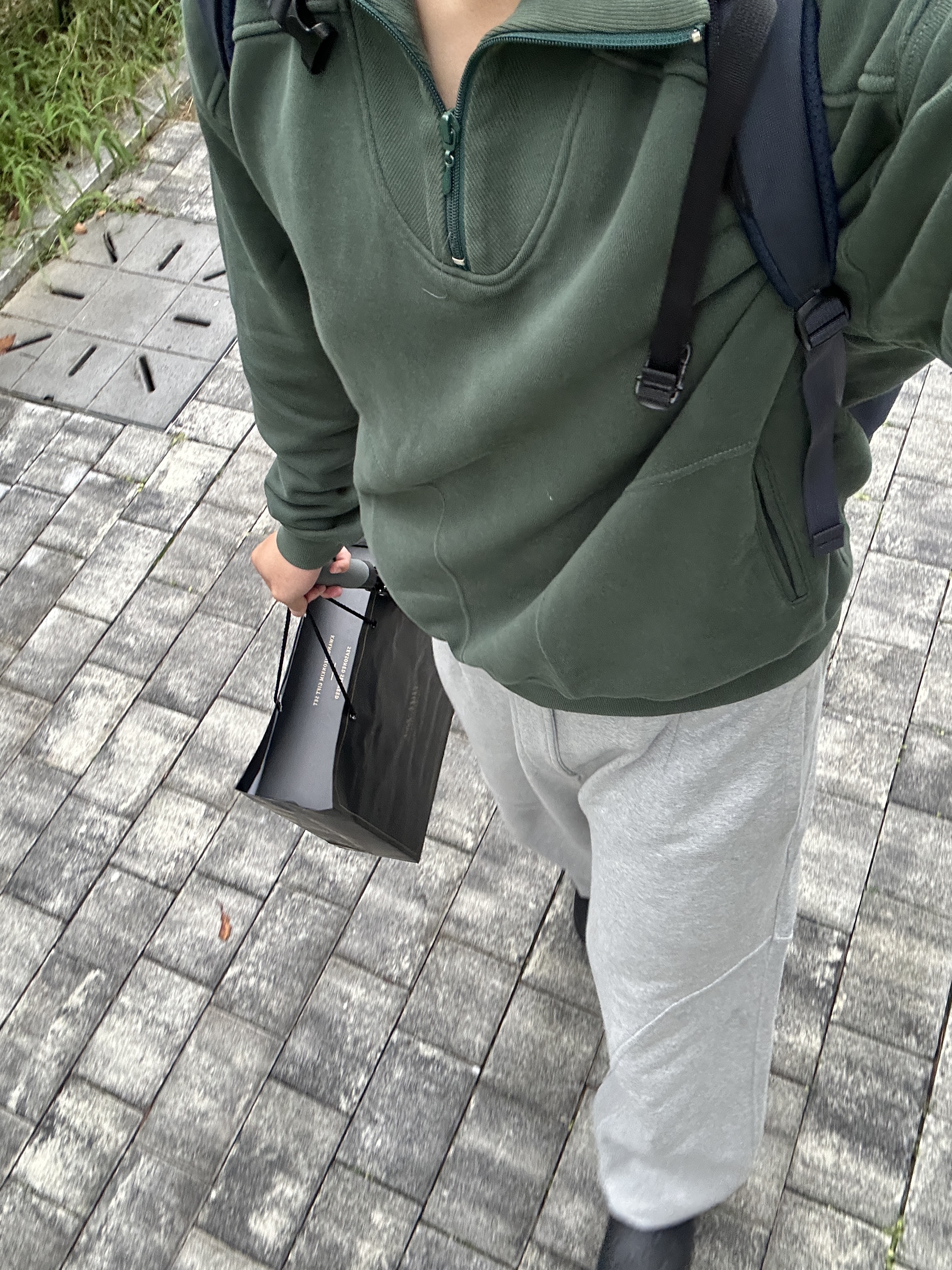 Arc'teryx Mantis 16 Backpack Graphite 착용 스타일