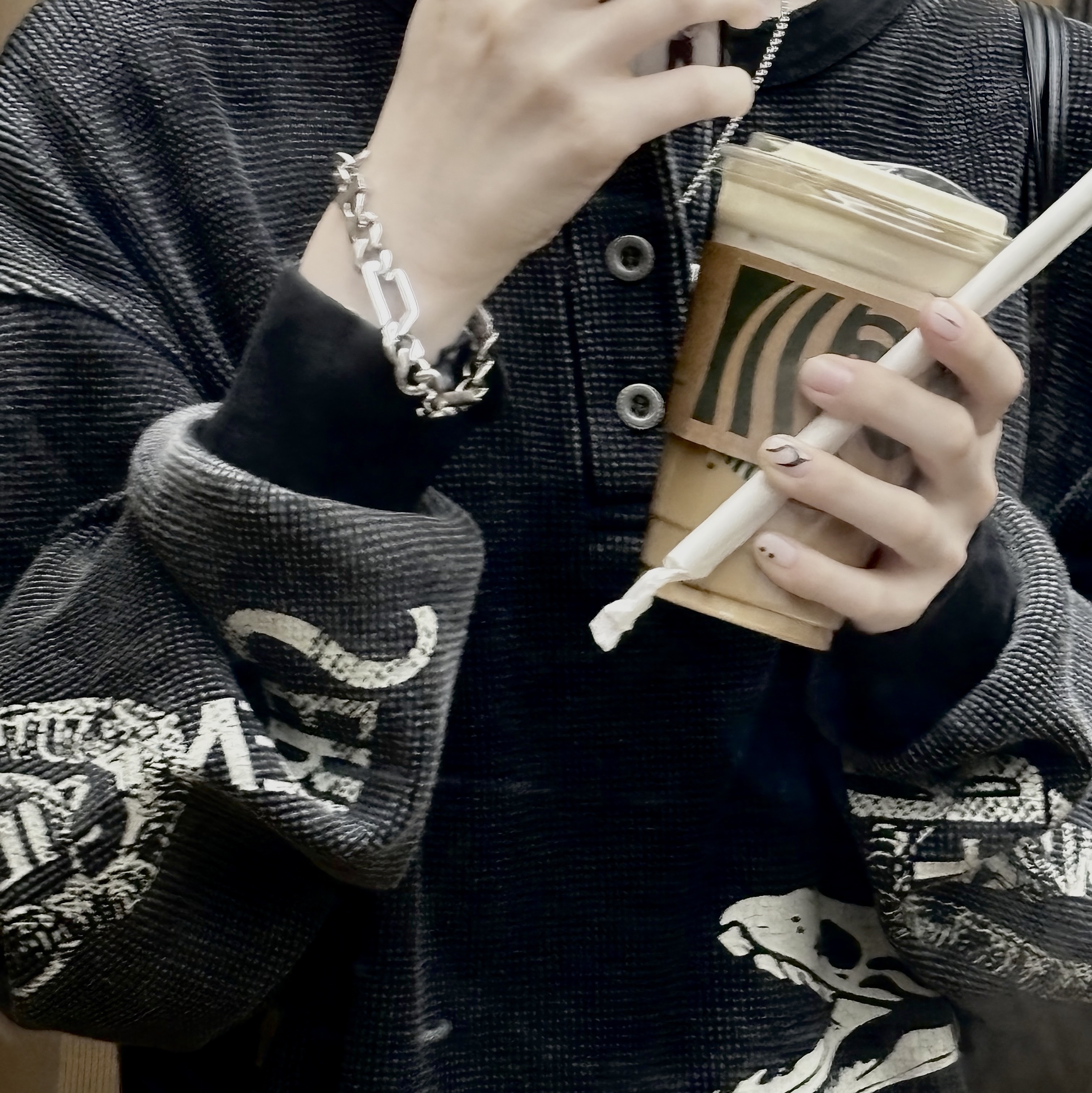 ETCE Bone Snake Henley Neck Waffle Knit Charcoal 착용 스타일 - 2