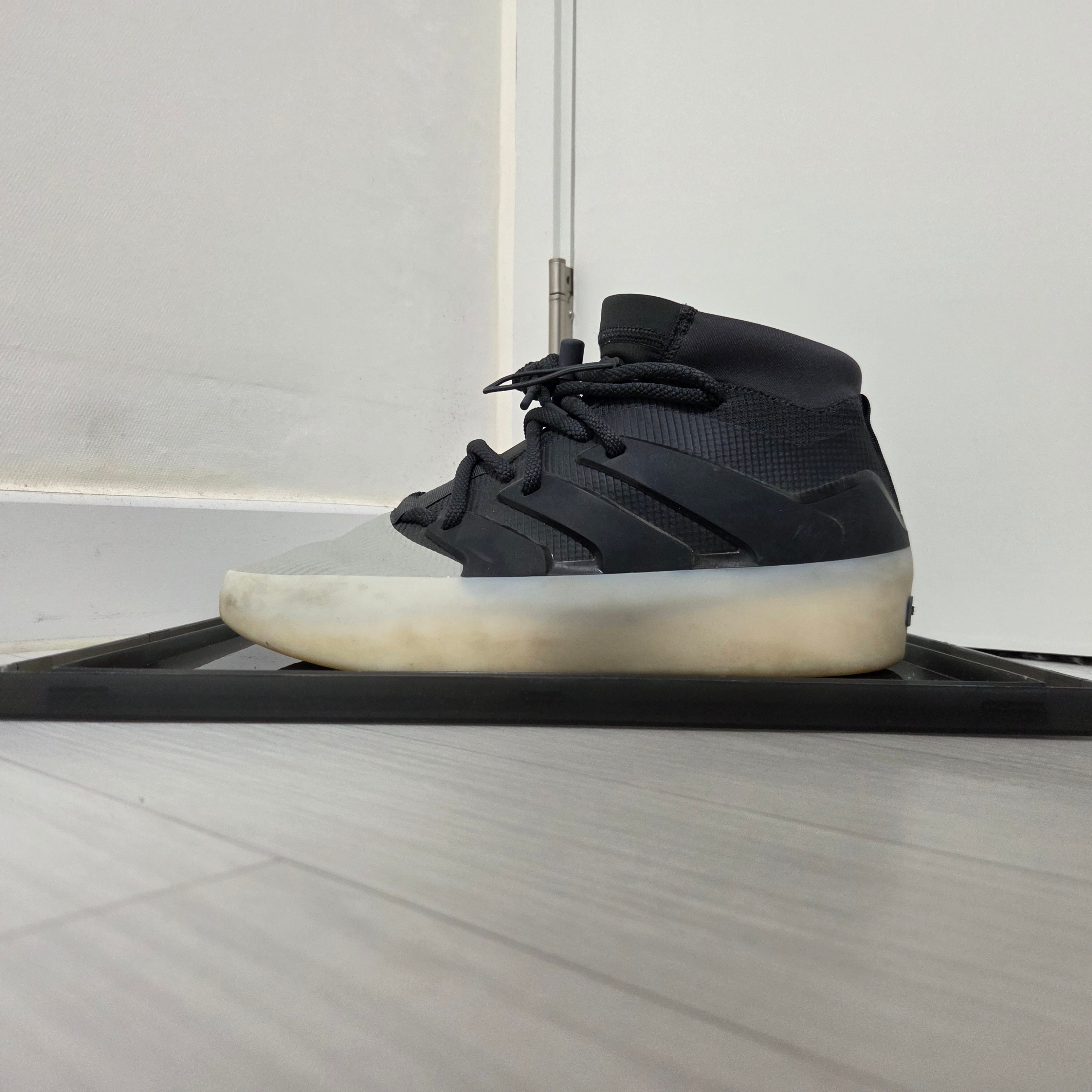 Adidas x Fear of God Athletics I Basketball Carbon Sesame 착용 스타일