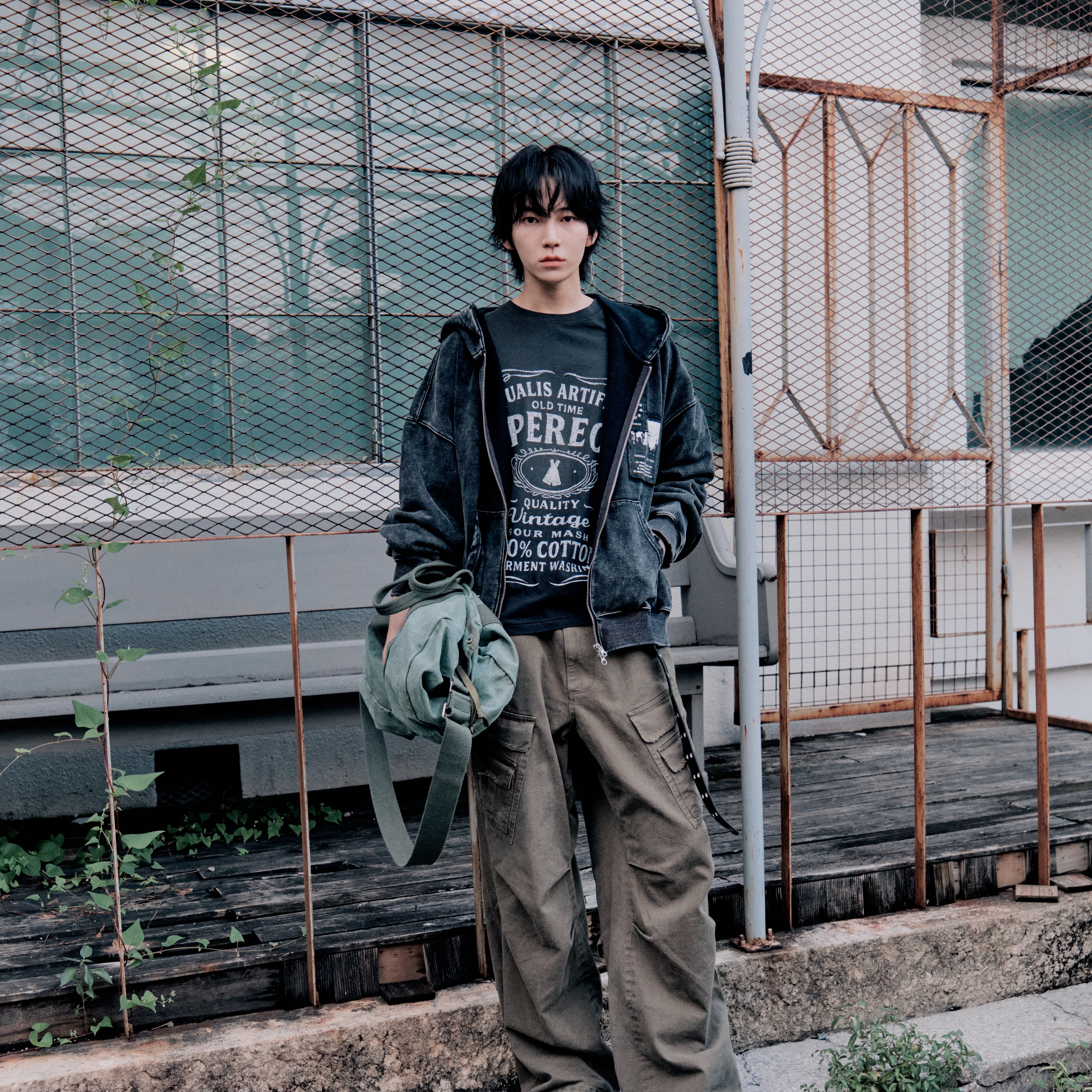 [KREAM 단독] Flavorism VTG Patched Hooded Zip-up Washed Black, [KREAM 단독] Flavorism VTG Patched Hooded Zip-up Washed Brown 착용 스타일 - 1