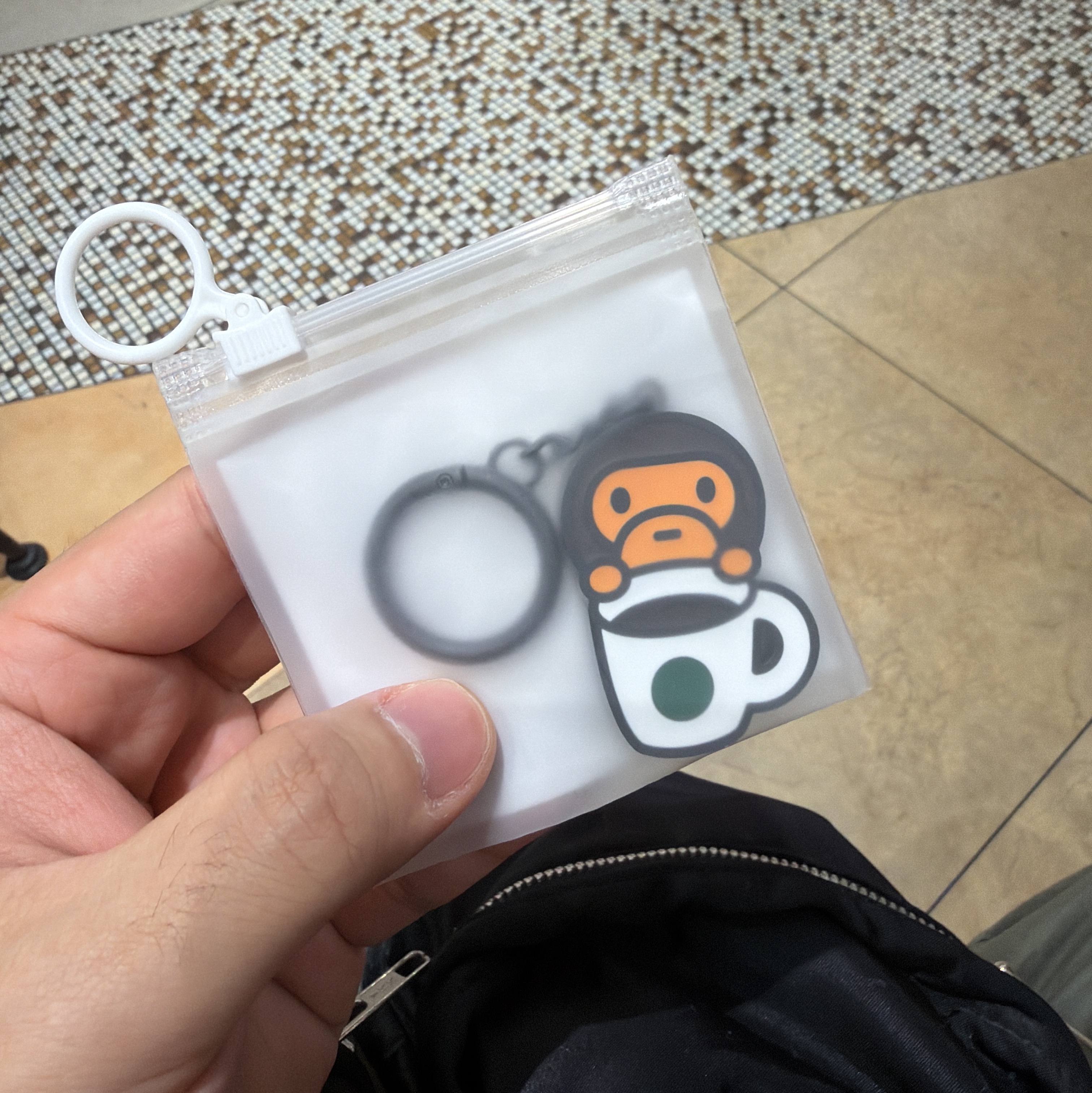 Starbucks x BAPE Baby Milo Keychain 착용 스타일