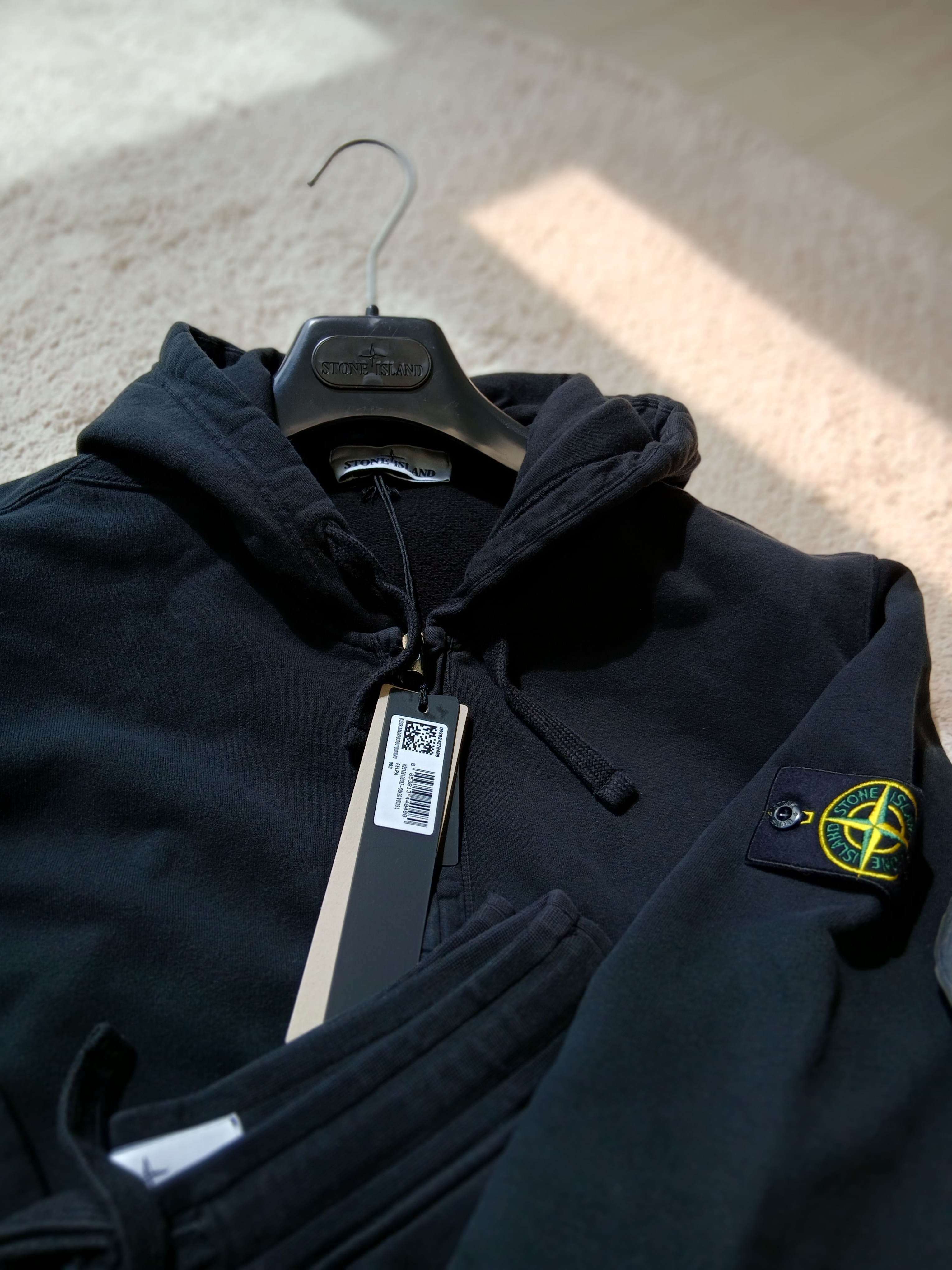 Stone Island 6100067 Brushed Organic Cotton Fleece Regular Fit Hooded Zip Up Sweatshirt with Pockets Navy Blue - 25FW, Stone Island 6200012 Organic Cotton Fleece Pocket Details Cargo Bermuda Shorts Black - 25SS 착용 스타일 - 3
