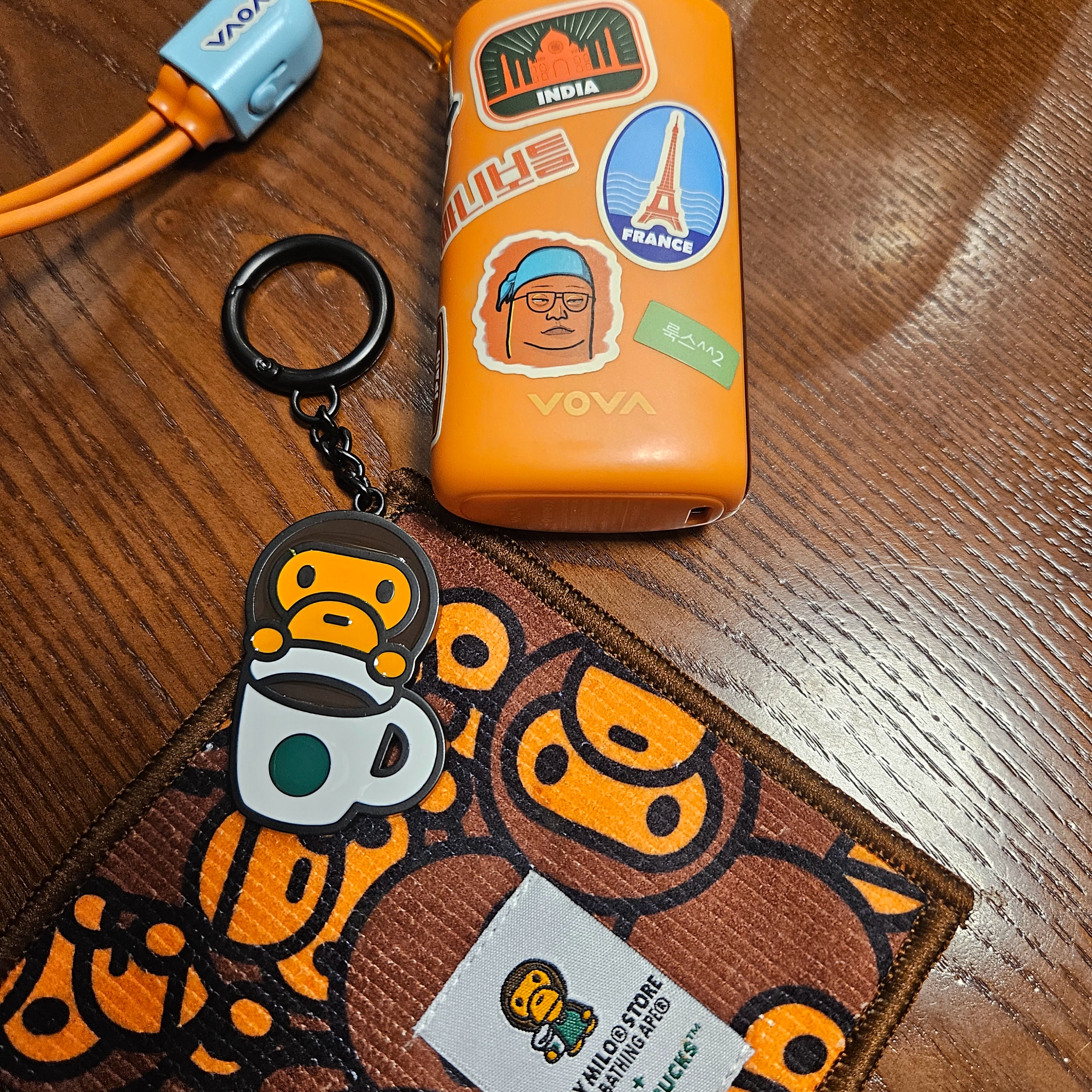 Starbucks x BAPE Baby Milo Keychain 착용 스타일 - 3
