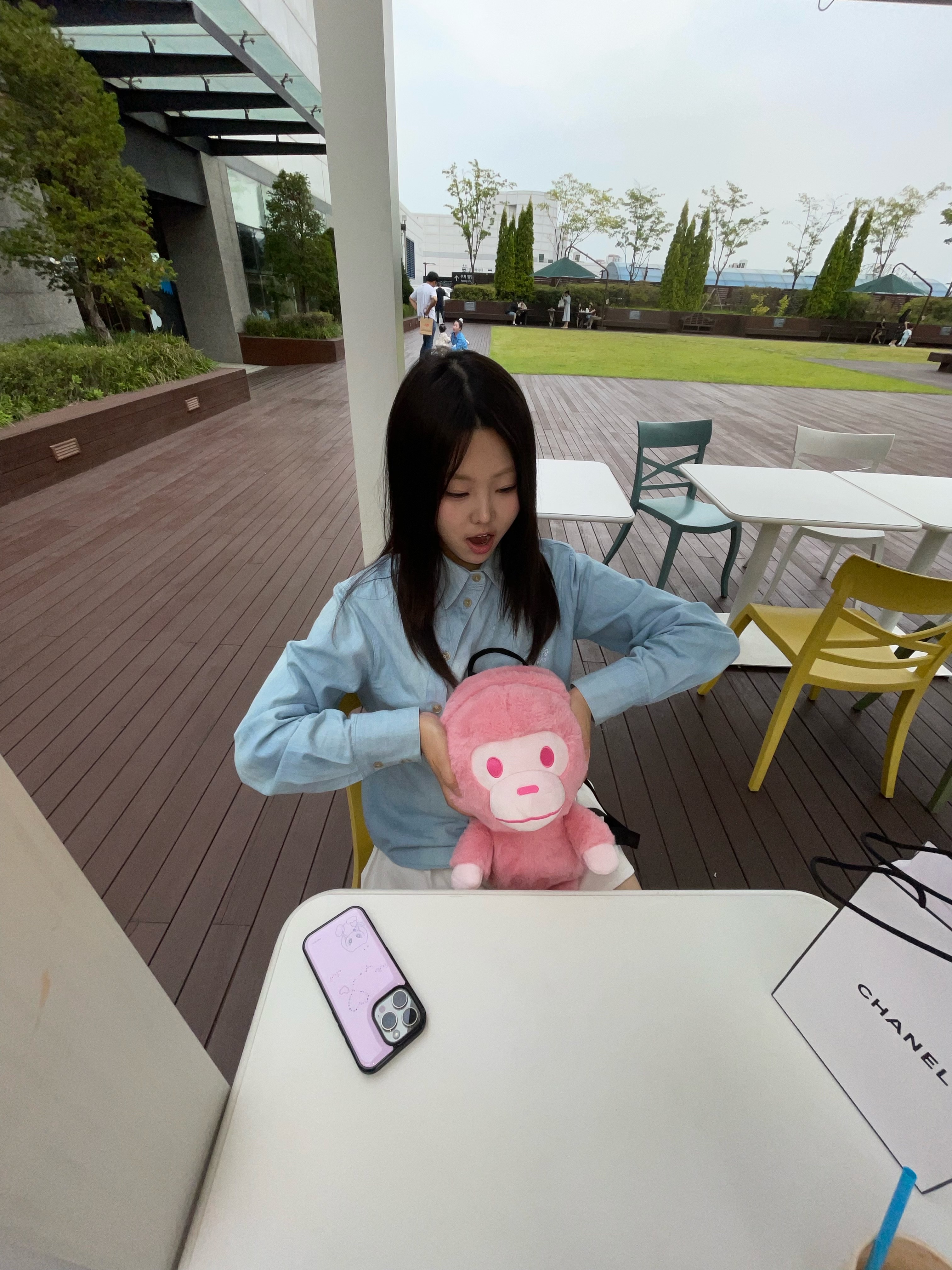 (W) Nike NSW Chill Knit Graphic T-Shirt Midnight Navy, BAPE Baby Milo Plush Doll Backpack Pink 착용 스타일 - 4