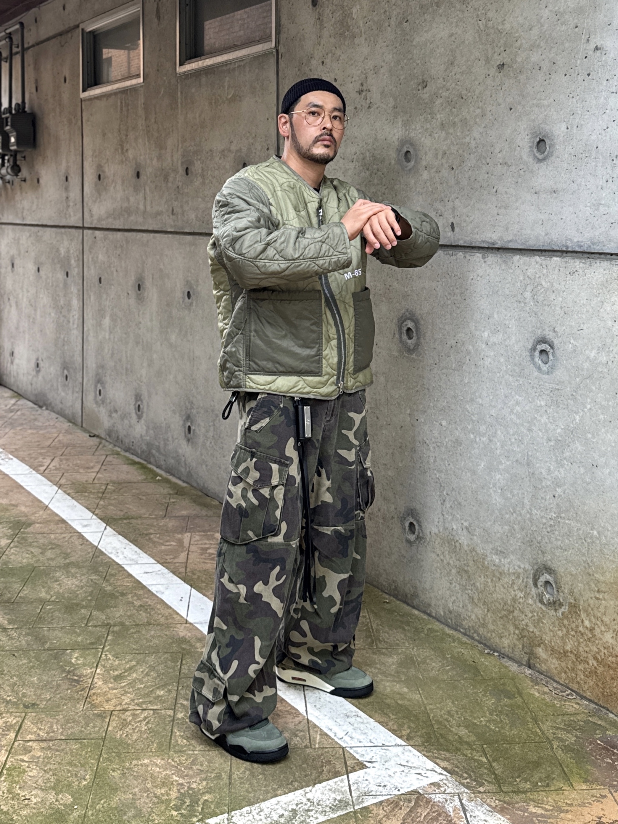 Jordan 4 x Undefeated Retro OG SP Deep Green and Clementine, Flavorism VTG Washed Cargo Pants Washed Camo 착용 스타일 - 1
