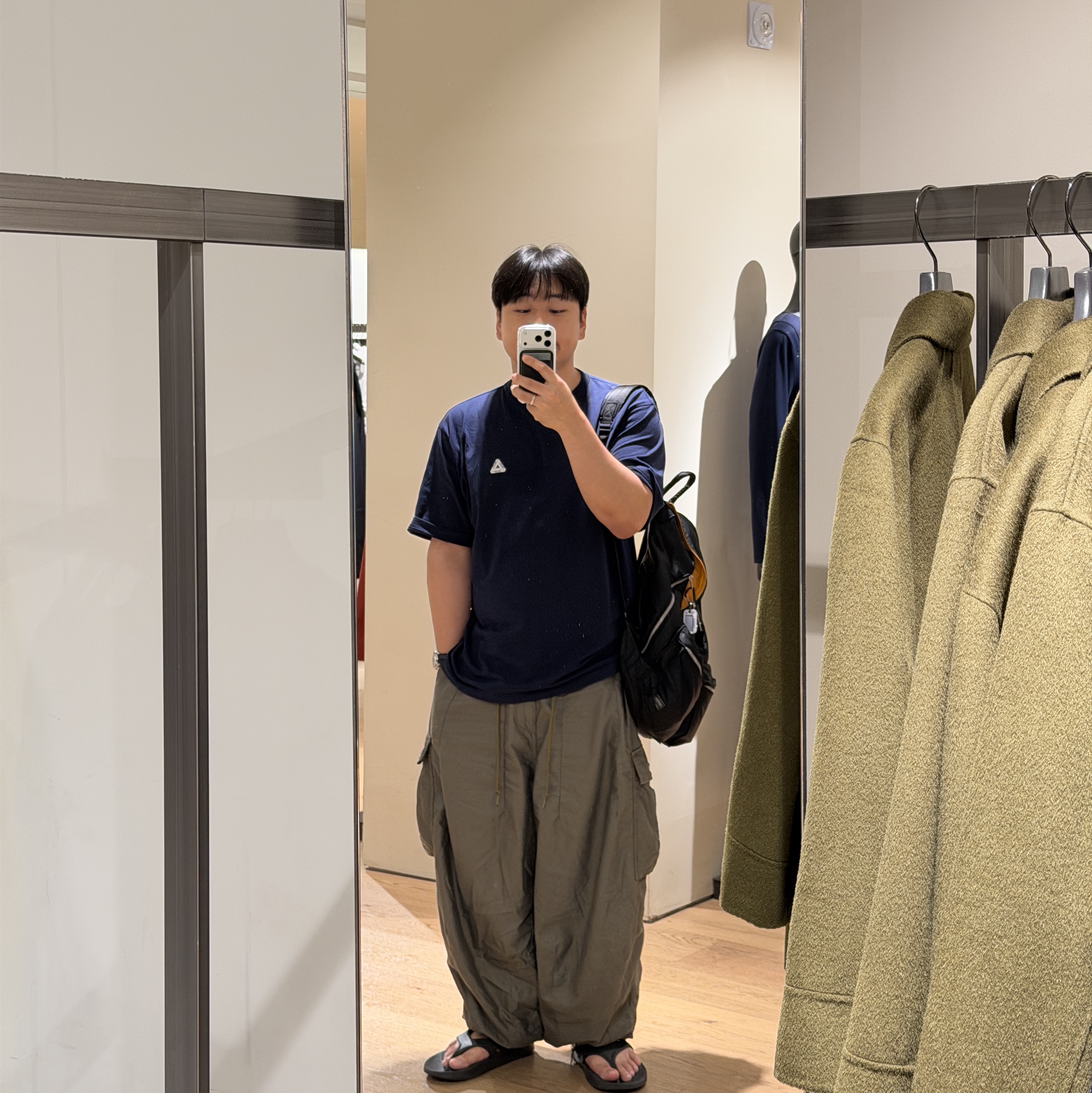 Palace Sofar T-Shirt Navy - 25FW 착용 스타일