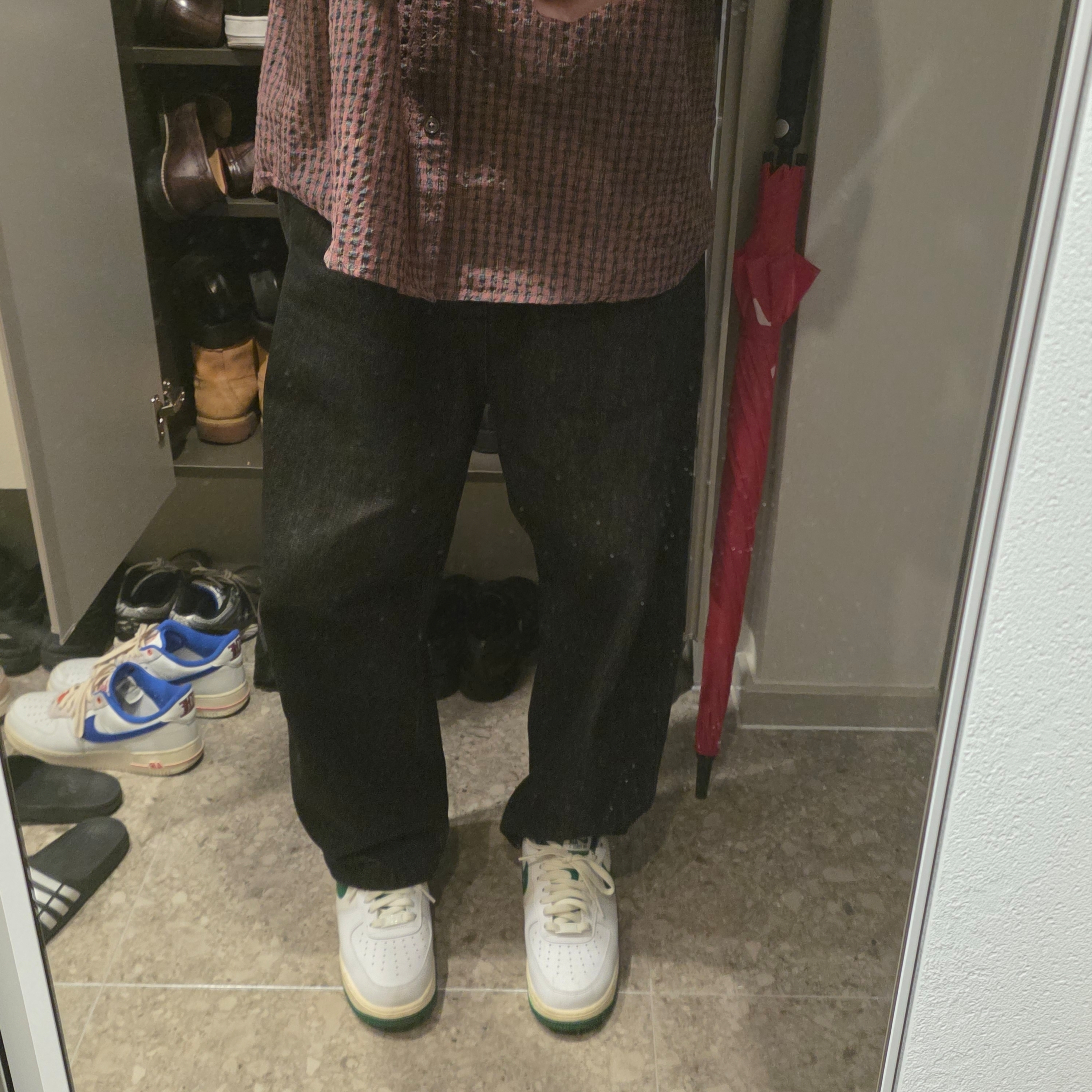 Nike Air Force 1 '07 LV8 Varsity White Pine Green 착용 스타일