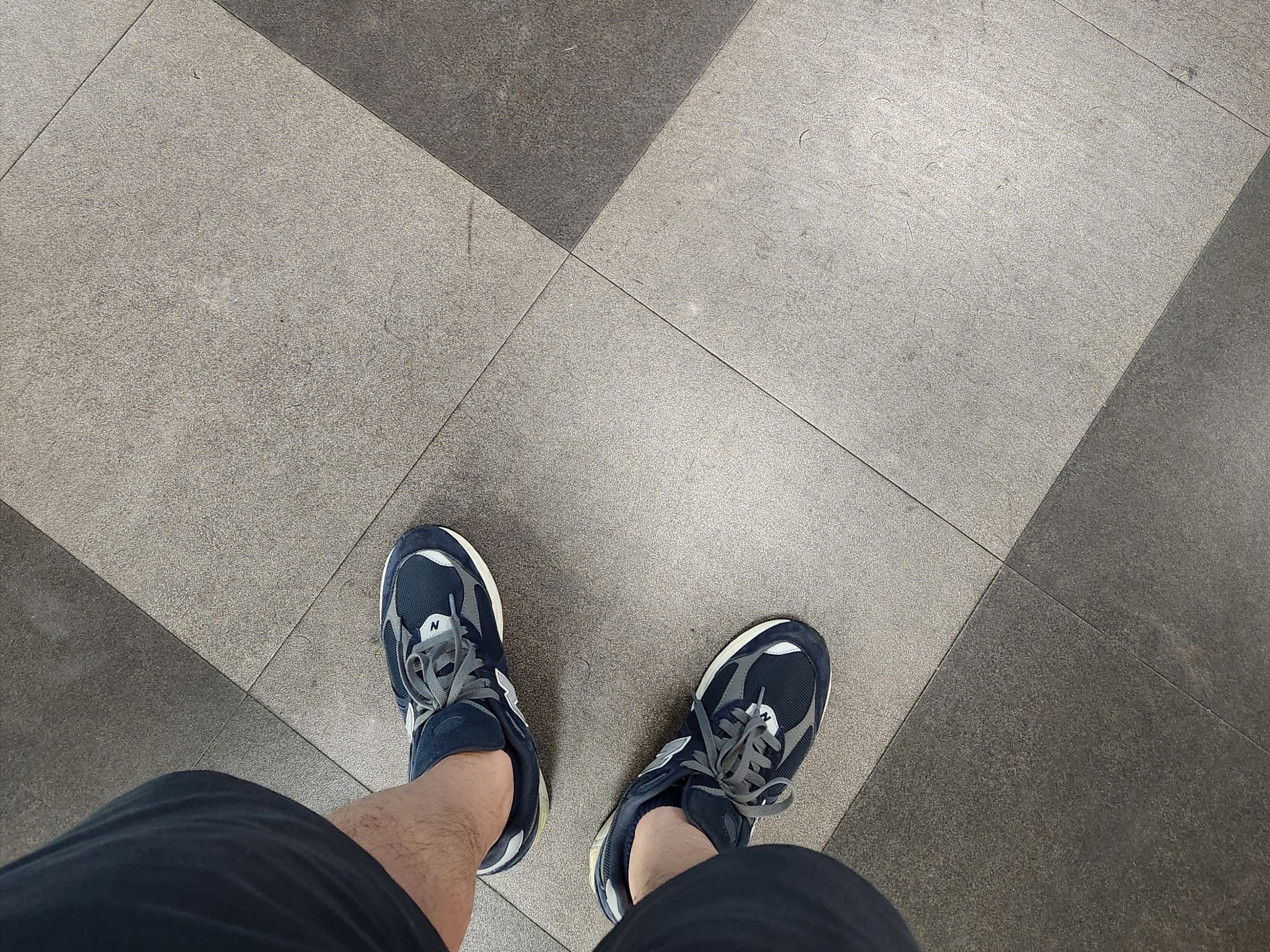 New Balance 2002R Eclipse Castlerock 착용 스타일