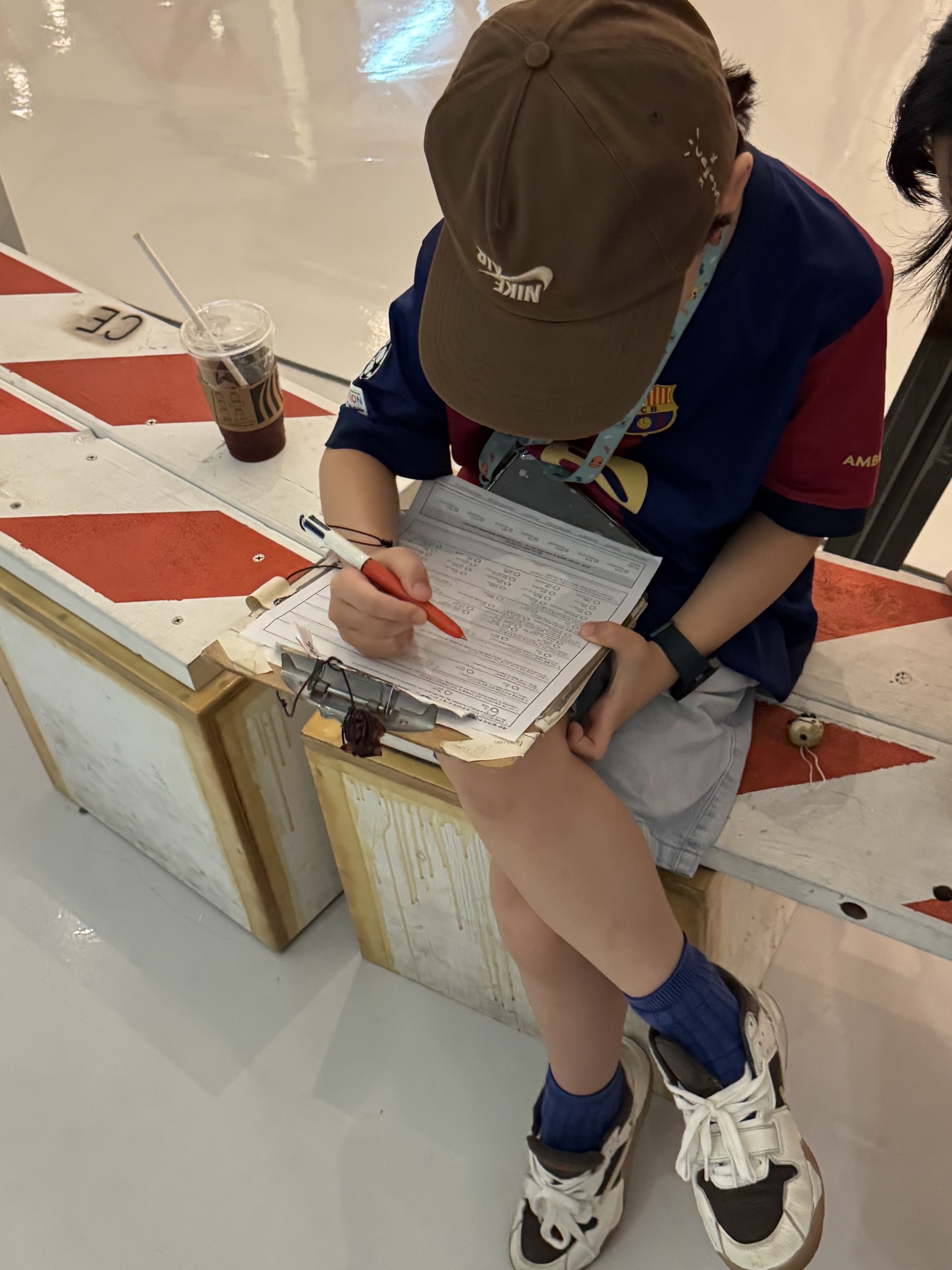 (PS) Jordan x Travis Scott Jumpman Jack TR Sail and Dark Mocha, Nike FC Barcelona 2024/25 Dri-Fit Stadium Home Jersey Deep Royal Blue Noble Red (Non Marking Ver.) 착용 스타일 - 3