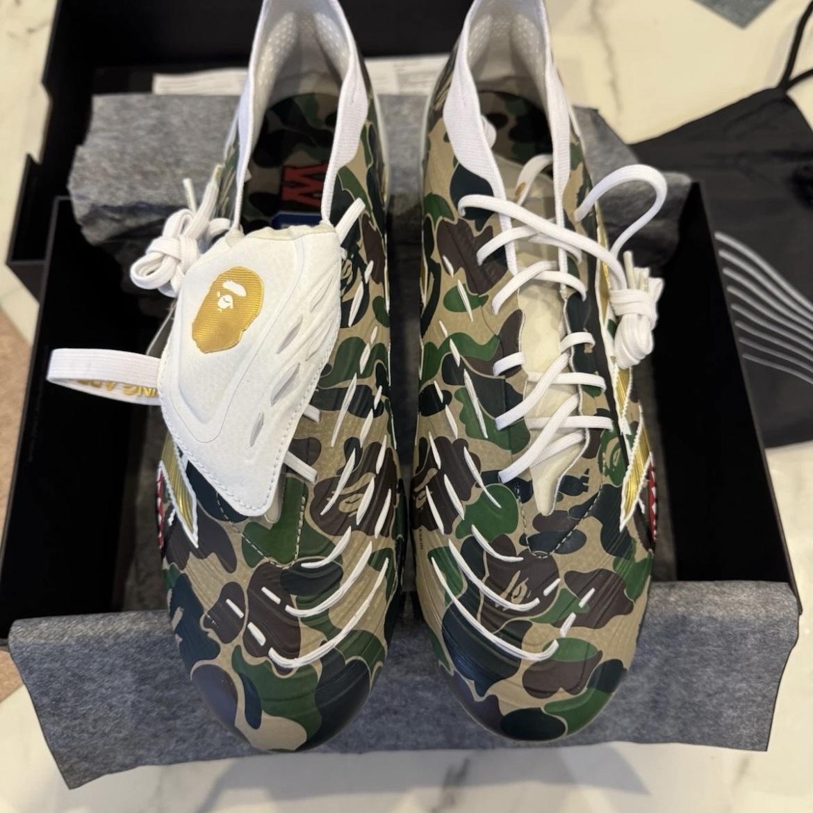 Adidas x BAPE Predator Elite FT FG M2 Hemp Gold Metallic Cloud White 착용 스타일 - 1